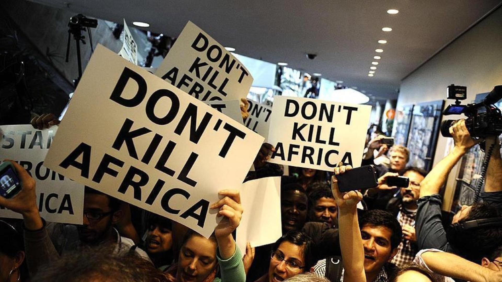 Imágenes de la cumbre del cambio climático que se celebra en Durban, Sudáfrica, en la que cada vez parece menos probable que los países más contaminantes alcancen un acuerdo que los comprometa en el control de emisiones.