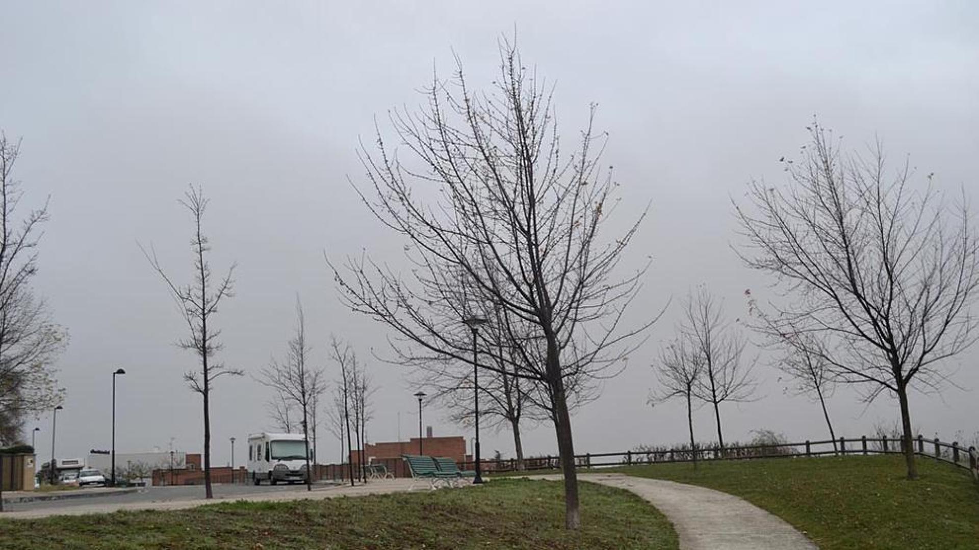 Pamplona amanece rodeada de niebla