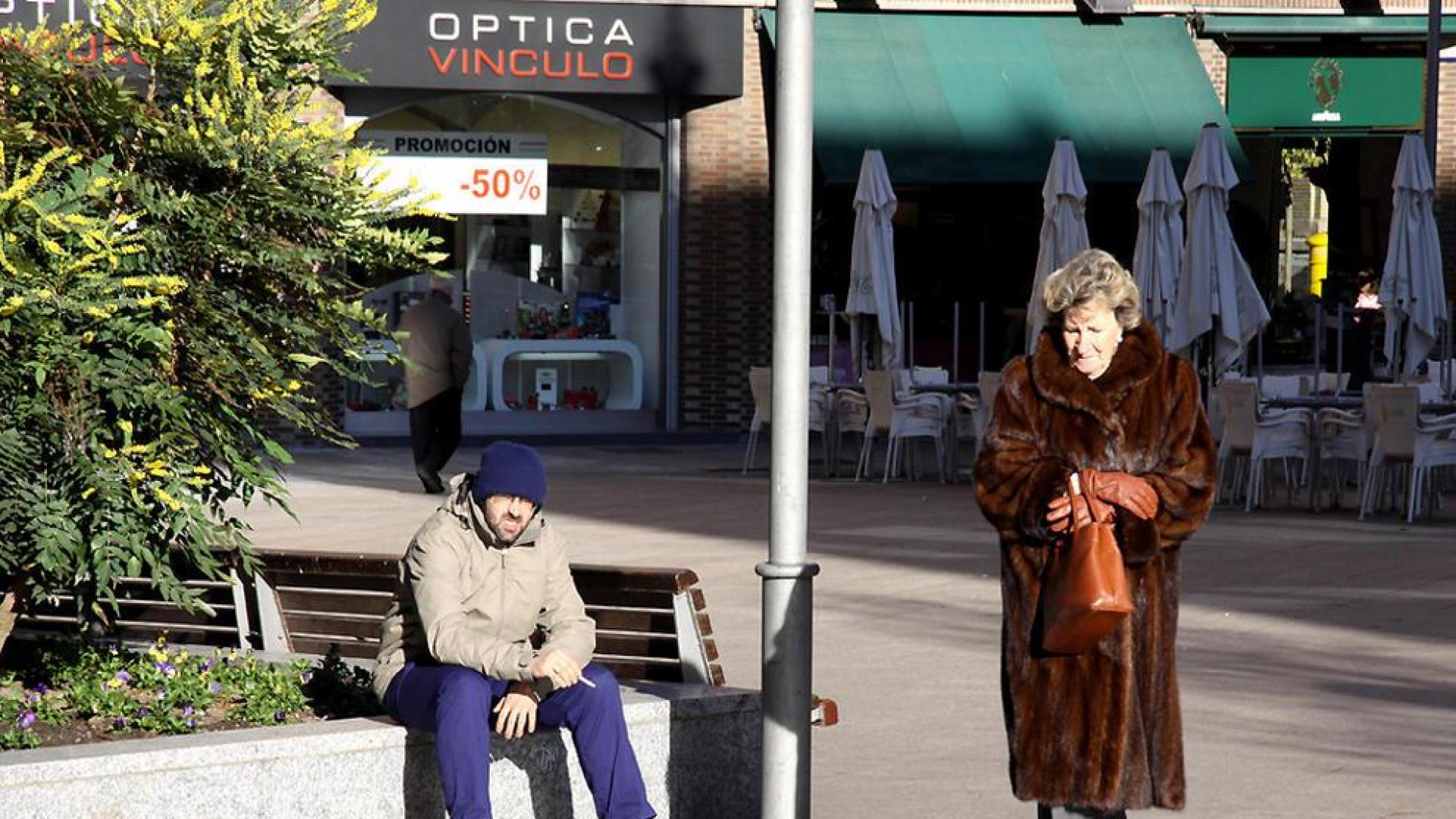Pamplona ha amanecido este miércoles con temperaturas bajo cero y una fina capa de hielo en distintas zonas de la ciudad. Algunos ciudadanos se han visto obligados a emplear rasquetas para eliminar el hielo de sus vehículos. En algunas zonas, las temperaturas han sido de -3 grados.