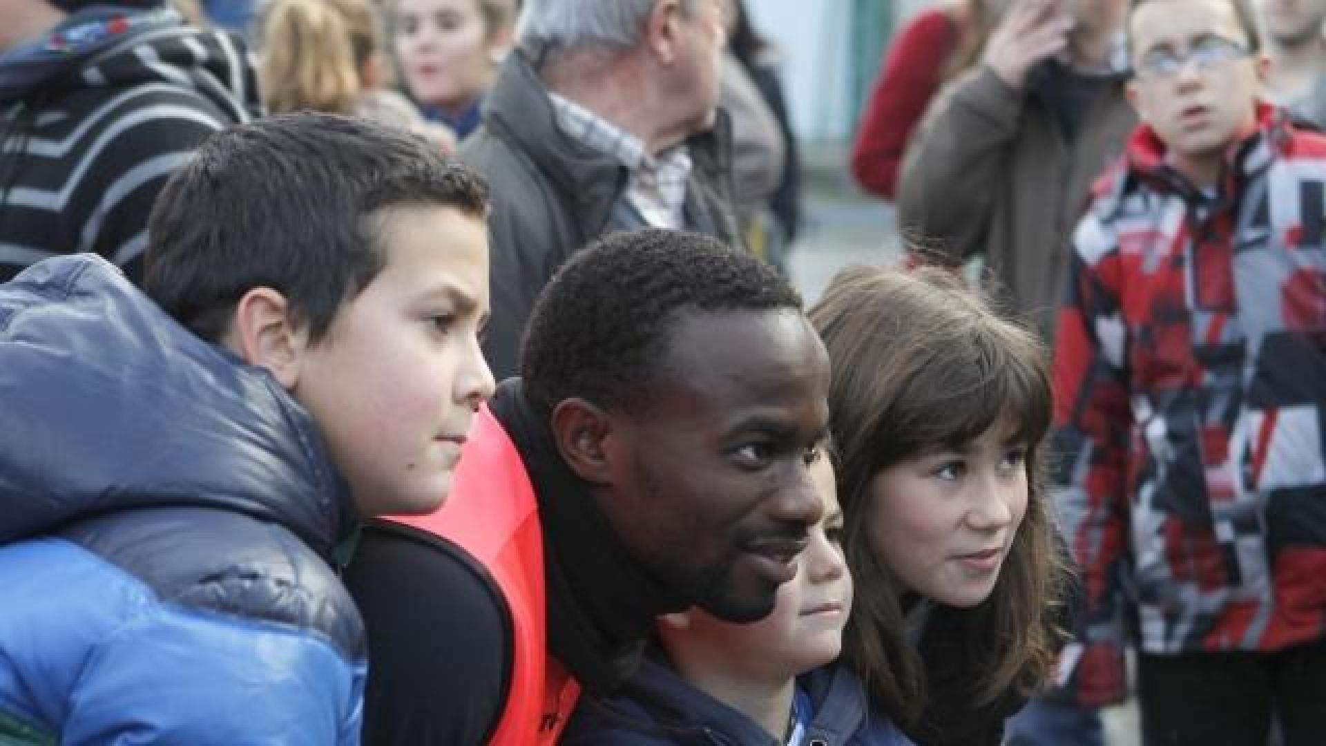 Roland Lamah se fotografió con estos jóvenes aficionados al término del entrenamiento. JOSÉ ANTONIO GOÑI