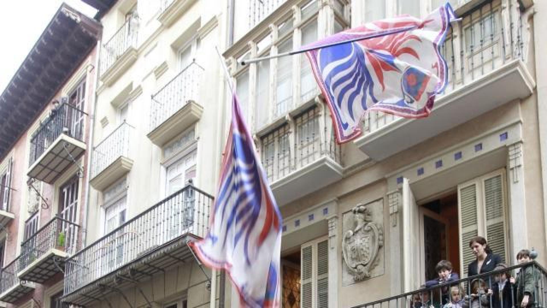 Los abanderados de "Maestra della Battaglia", de Italia, lograron con sus banderas crear un espectáculo en el cielo de Zapatería. 	BUXENS