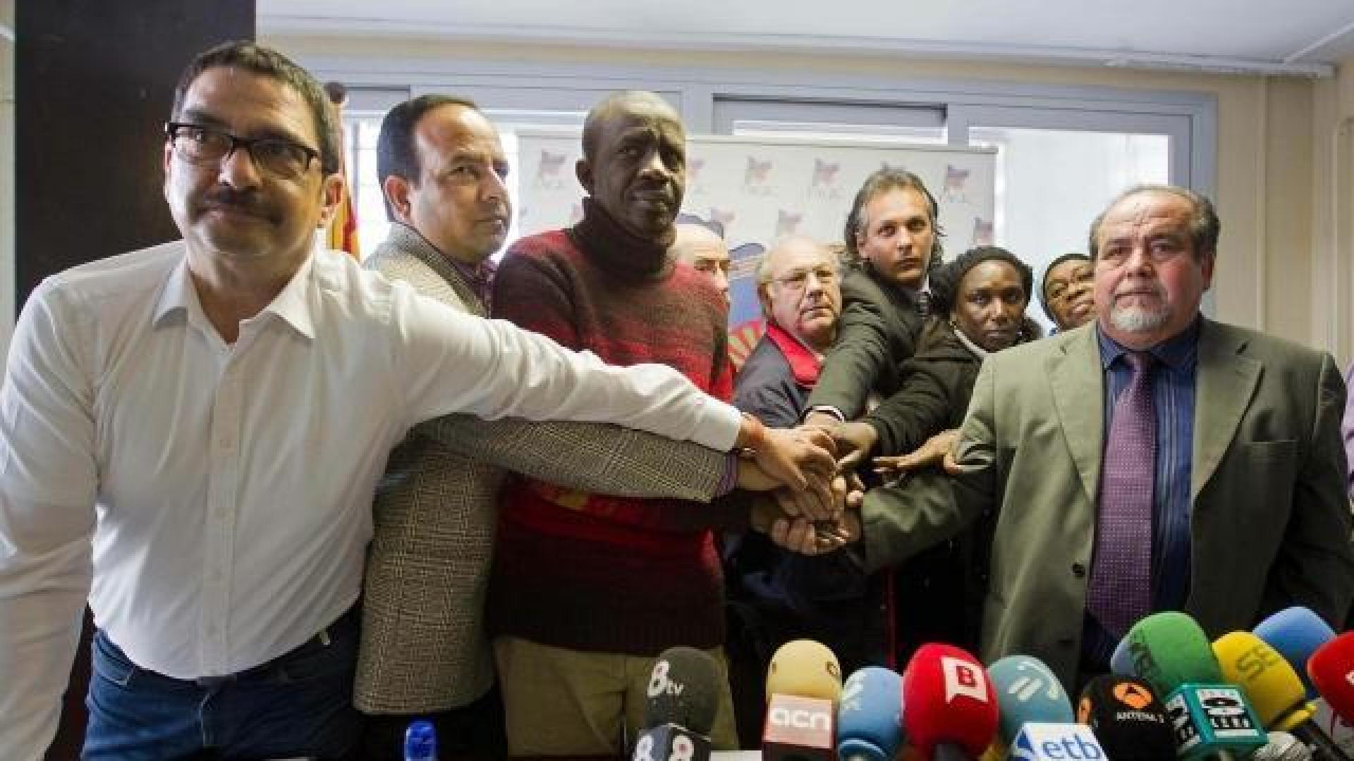 Representantes de hasta nueve comunidades del Besós quisieron mostrar ayer su determinación de crear un clima de entendimiento. 	EFE