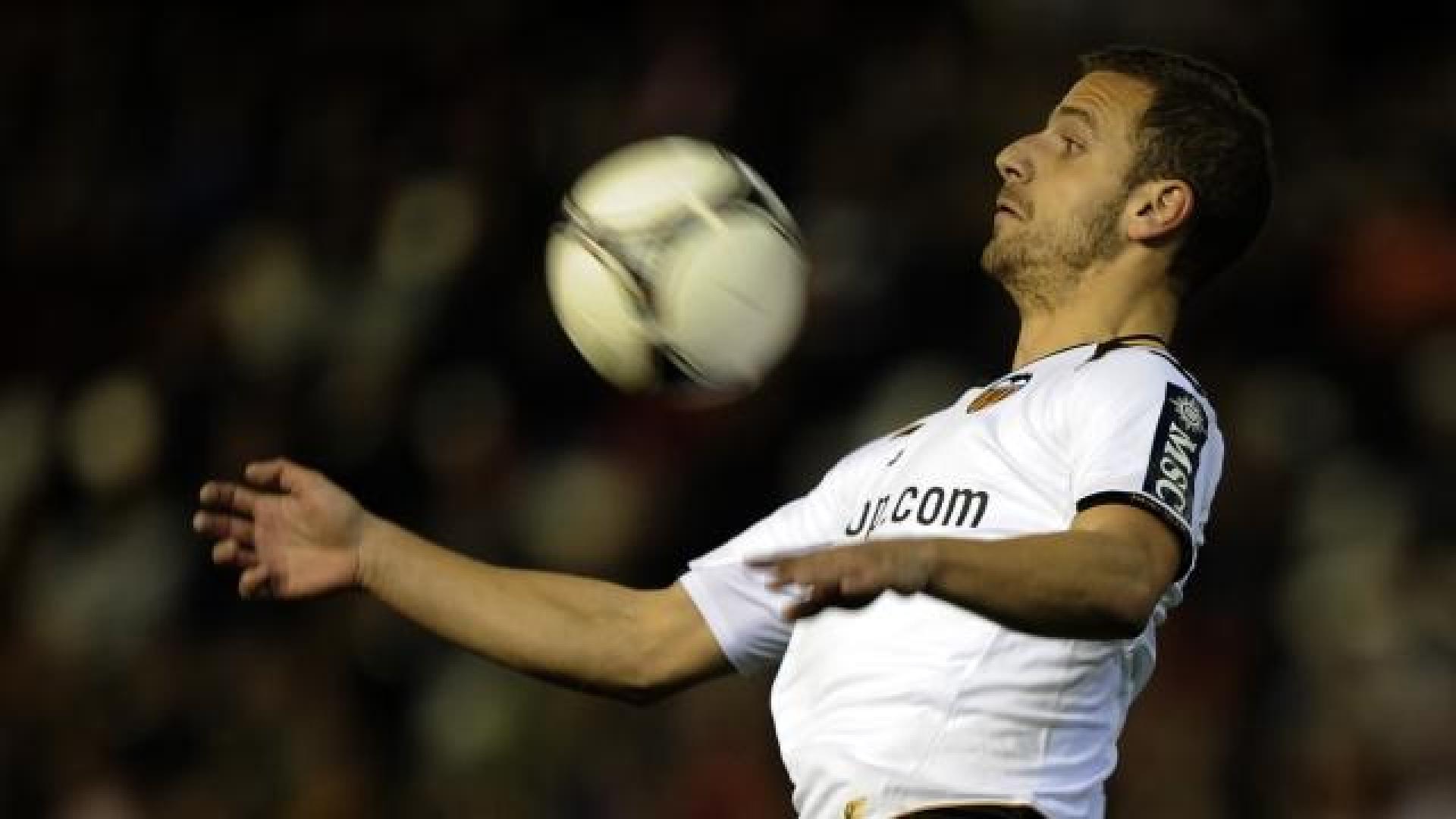 Soldado controla el balón. AFP