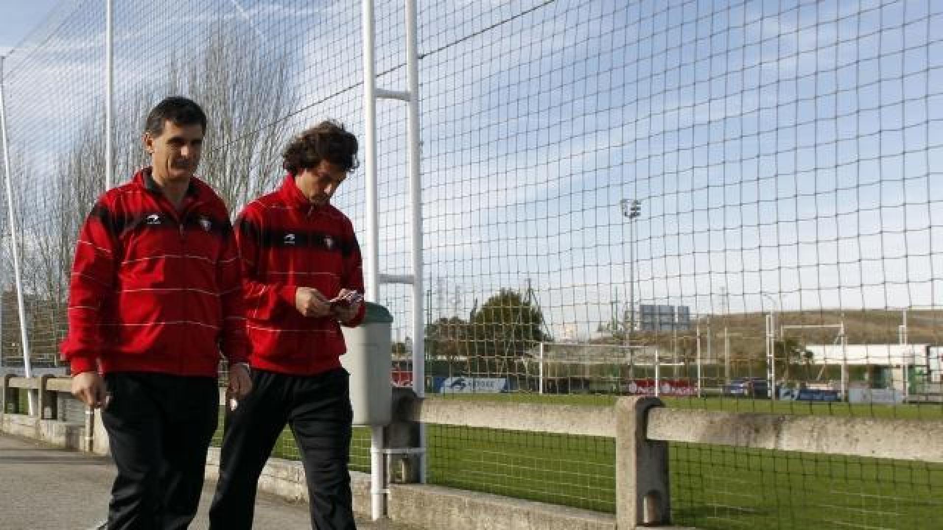 José Luis Mendilibar llegó a Tajonar acompañado por Ricardo. J.A. GOÑI