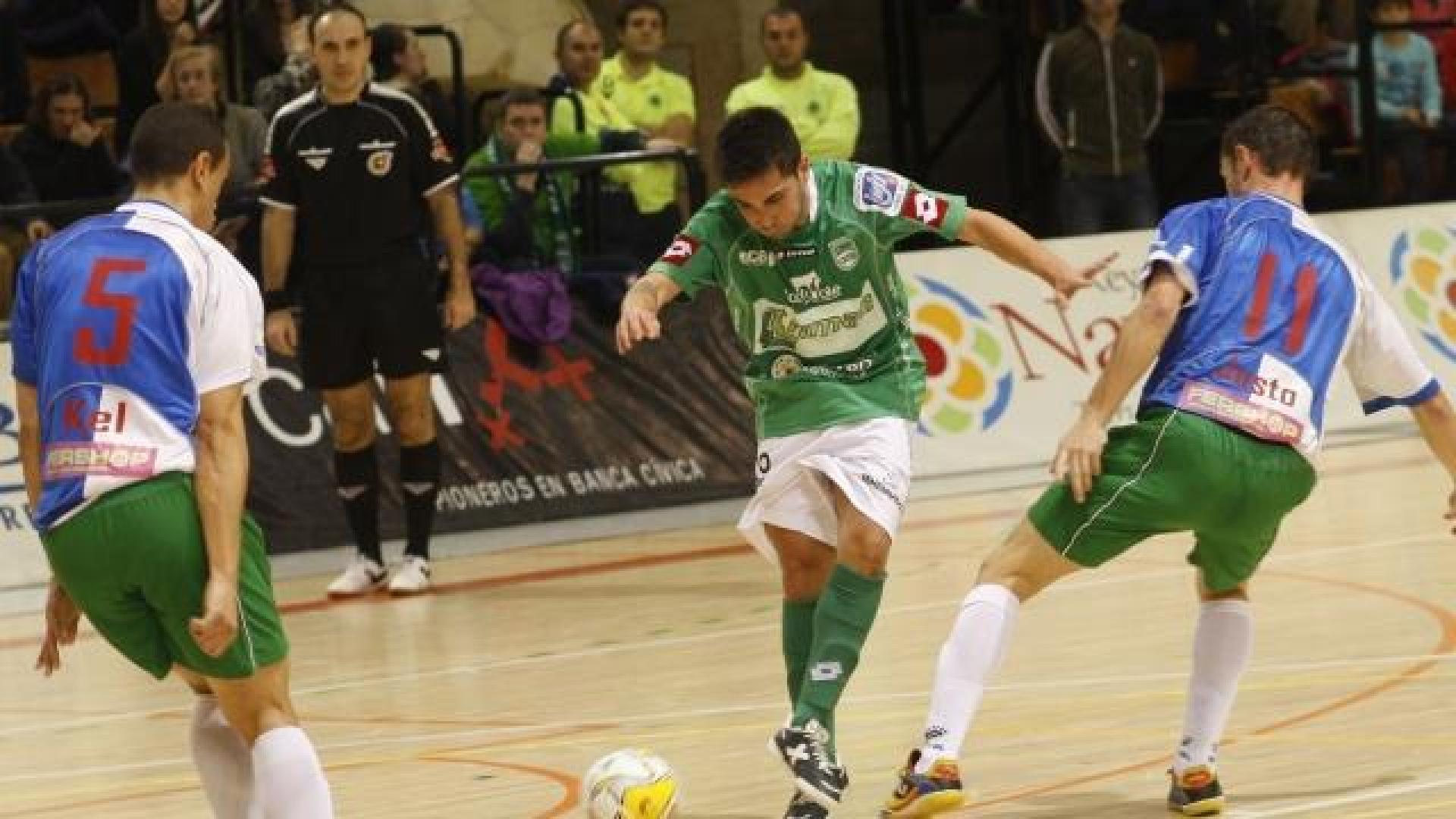 Jesulito golpea la pelota durante el empate en liga ante el OID Talavera en el Universitario. 	JAVIER SESMA