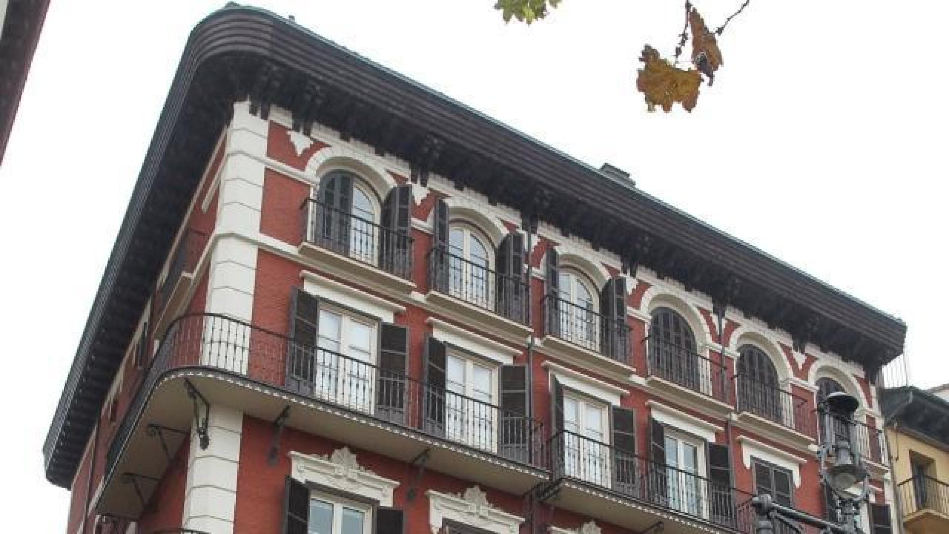 El palacio de Goyeneche, en el número 7 de la Plaza del Castillo.	 CALLEJA