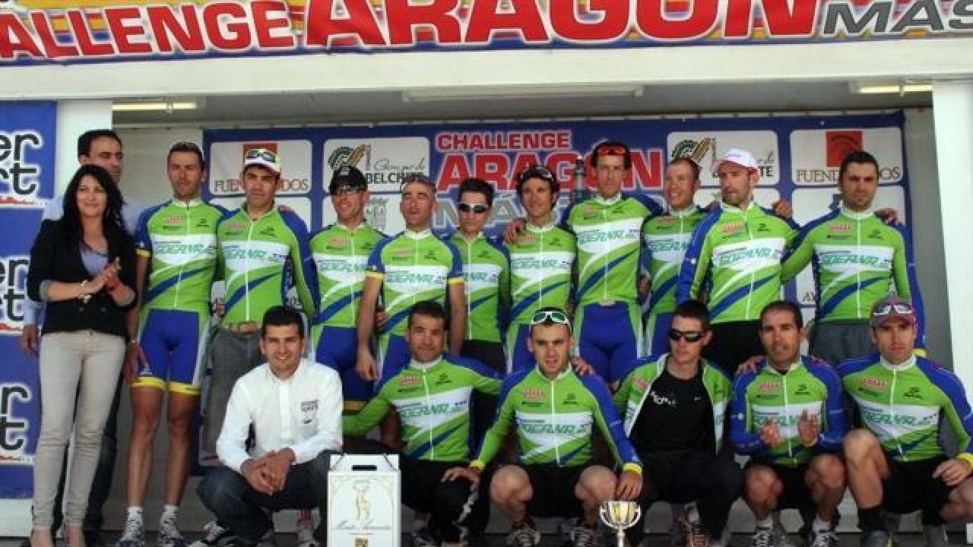 Equipo del Goerna Intrespa de Tudela en el podio de una de las pruebas ganadas esta temporada en el calendario nacional de aficionados. 	CEDIDA