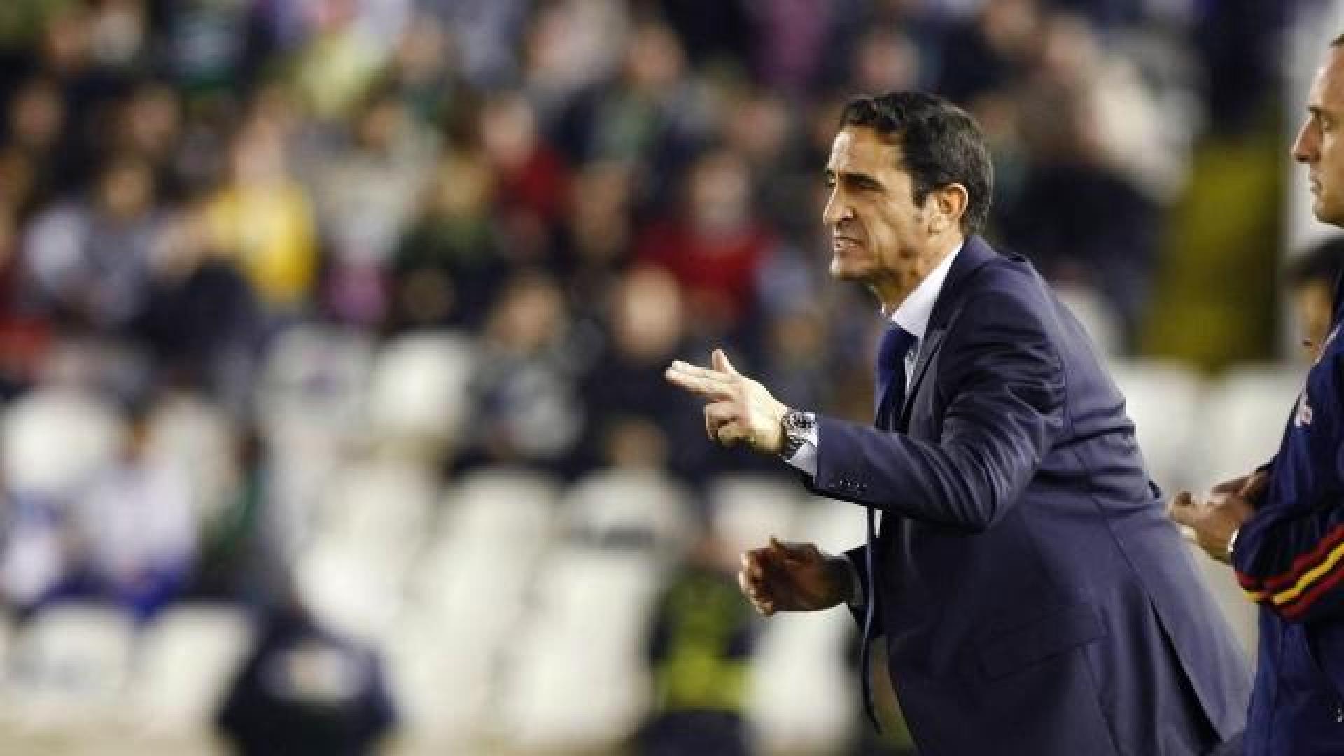 Manolo Jiménez da instrucciones durante el partido de ayer. 	EFE