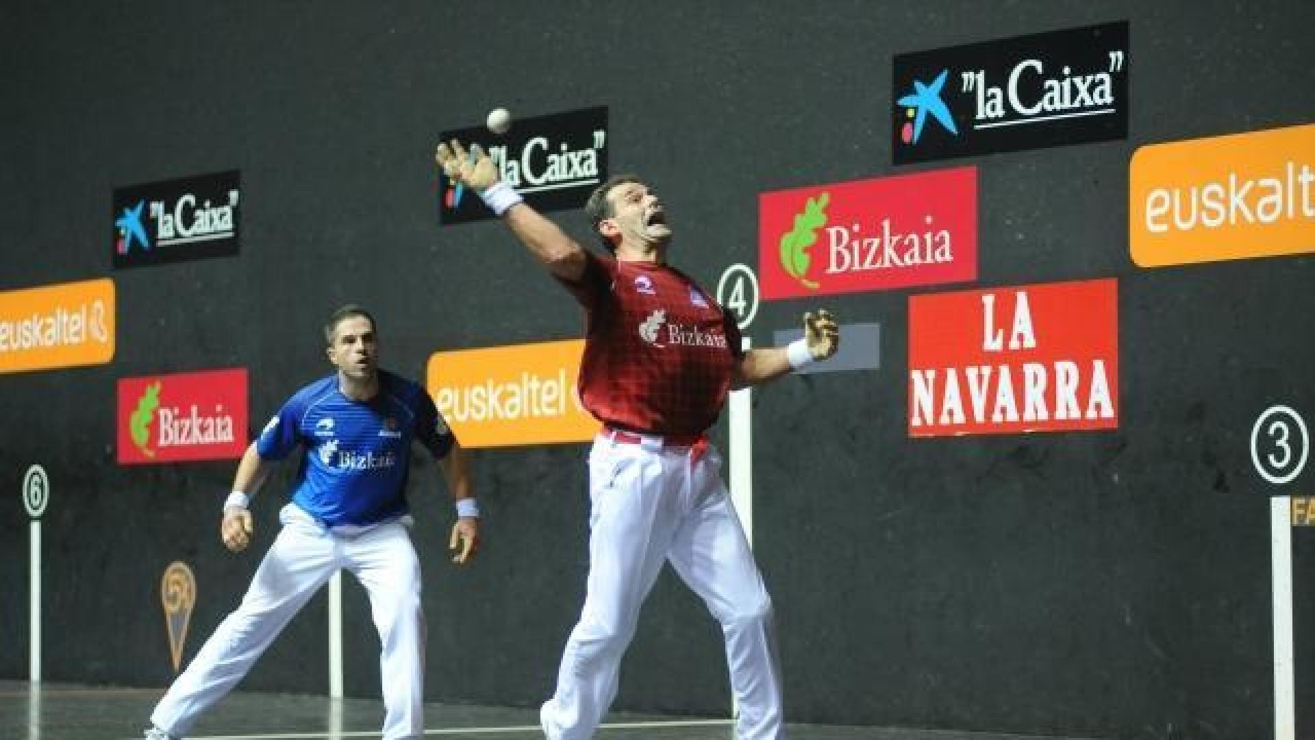 Titín golpea en la final del sábado en presencia de Olaizola II. EL CORREO