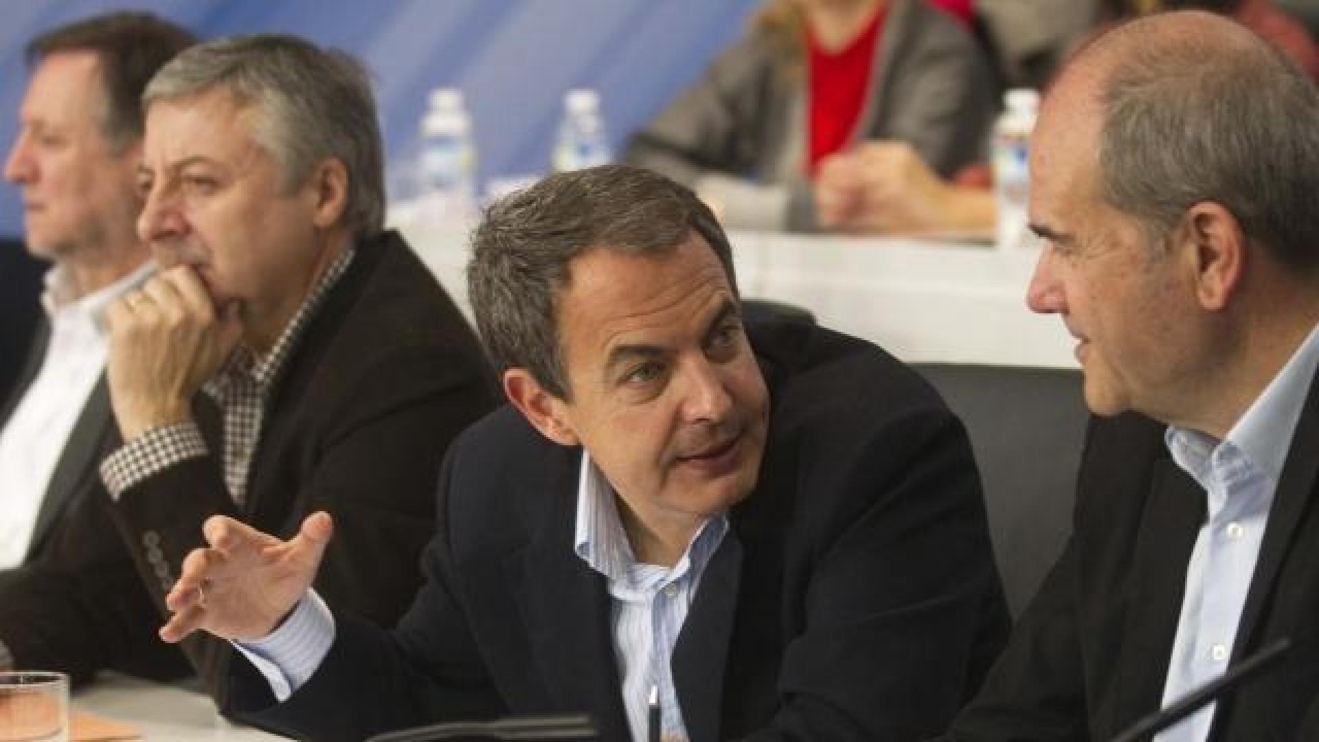 José Luis Rodríguez Zapatero conversa con Manuel Chaves durante el Comité Federal celebrado ayer. 	REUTERS