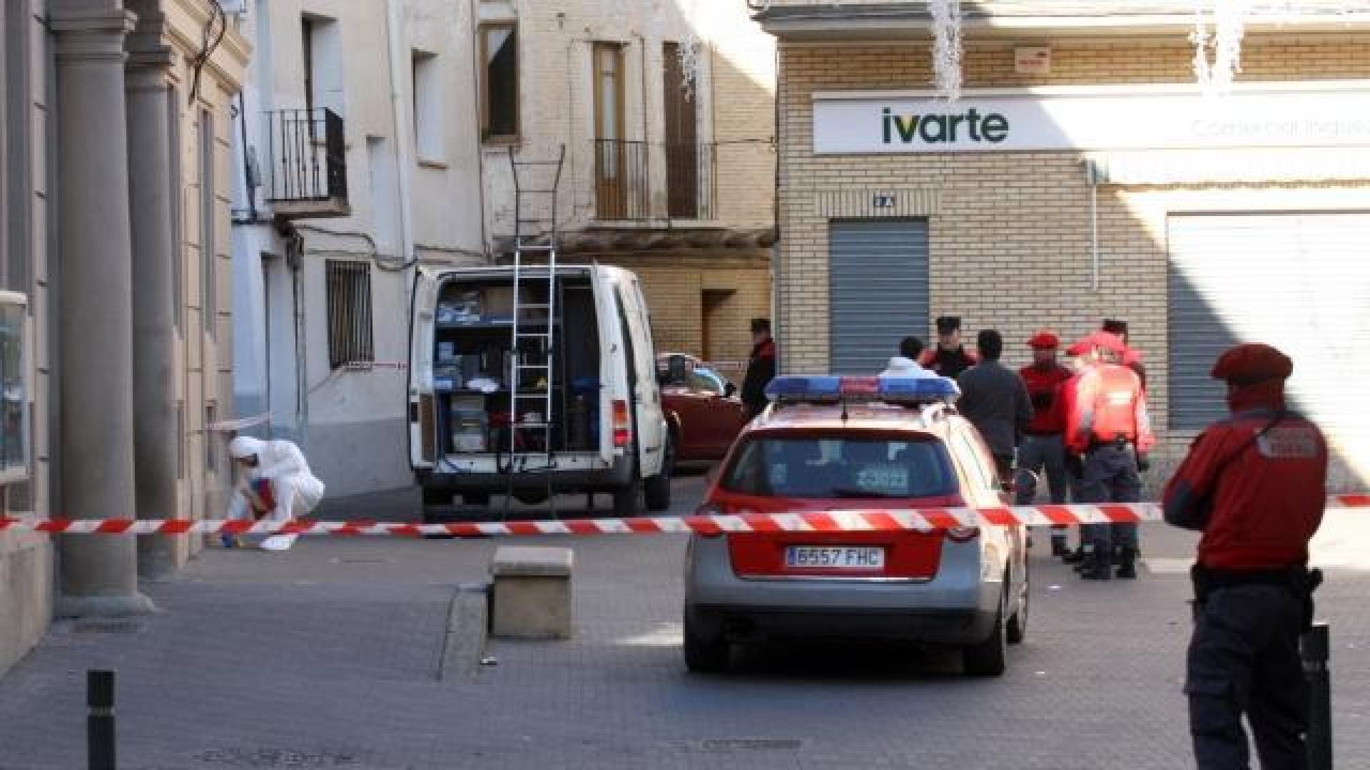 Agentes de Policía Foral buscan impactos de disparo en la fachada del Ayuntamiento de Valtierra. 	MANRIQUE