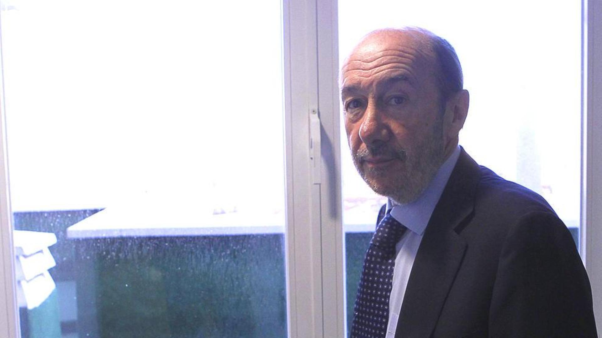 Rubalcaba pide consultas internas para elegir al candidato con el modelo francés