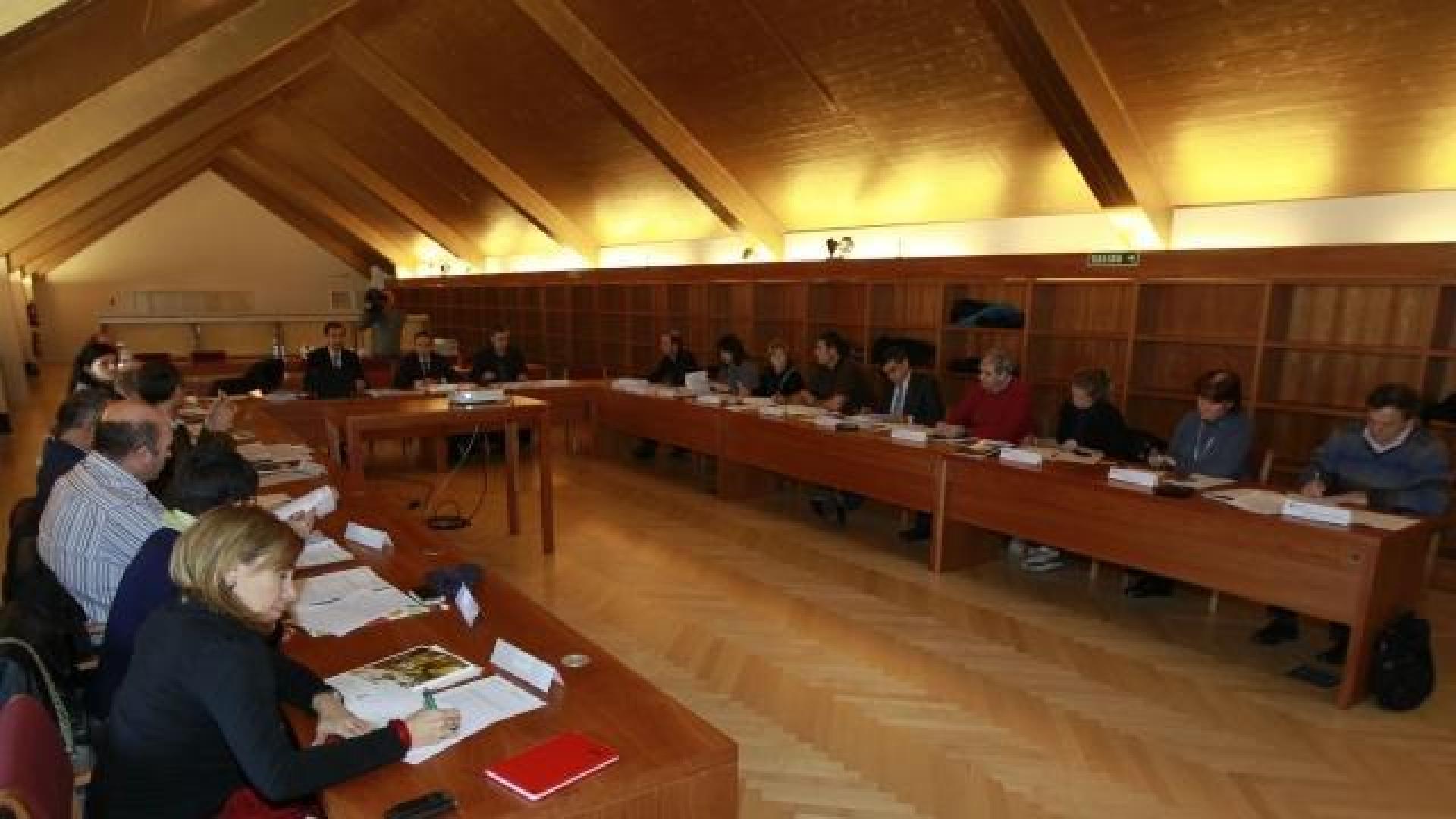 Los miembros del Consejo de Turismo de Navarra, durante la reunión de ayer con el consejero de Cultura y Turismo, Juan Luis Sánchez de Muniáin. BUXENS