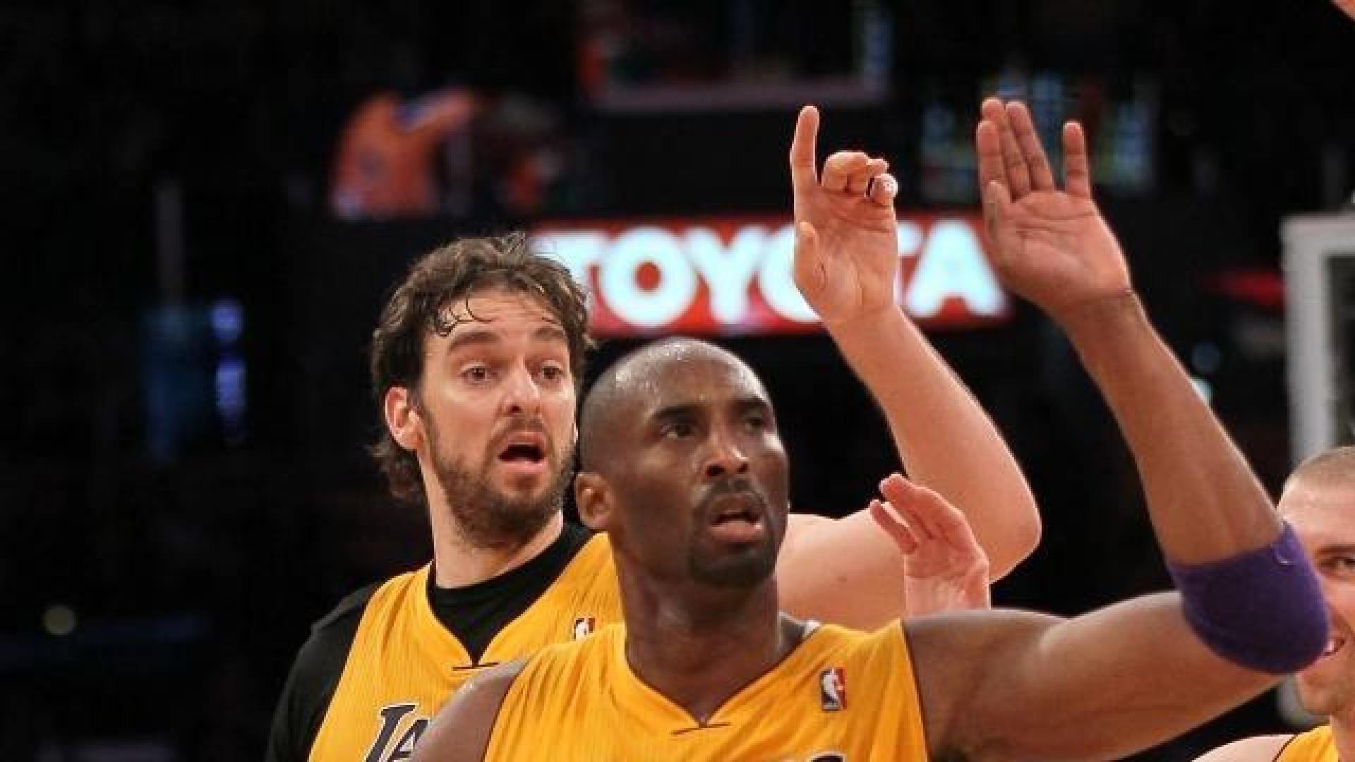Gasol y Bryant, protagonistas de los Lakers frente a los Suns. 	AFP