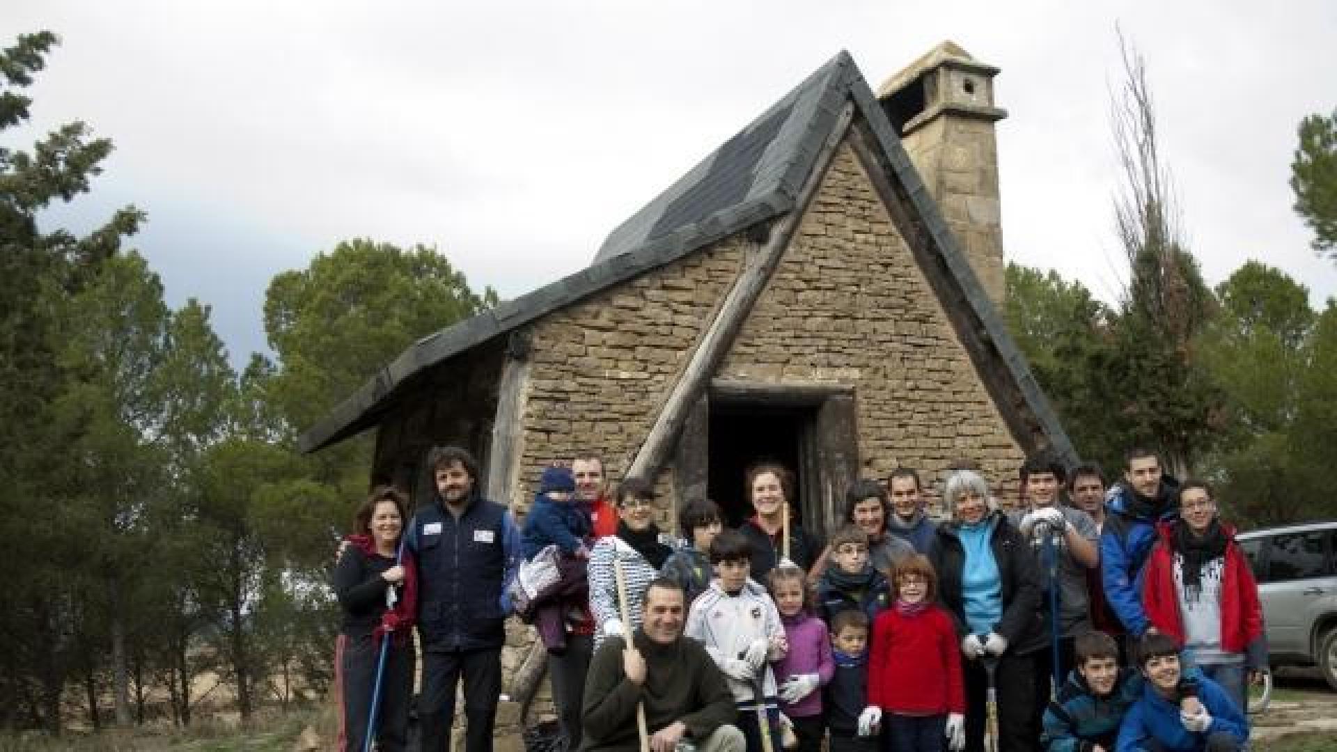 Colaboradores en la recogida de ramas en la Laguna Dos Reinos de Figarol. ALBERTO GALDONA
