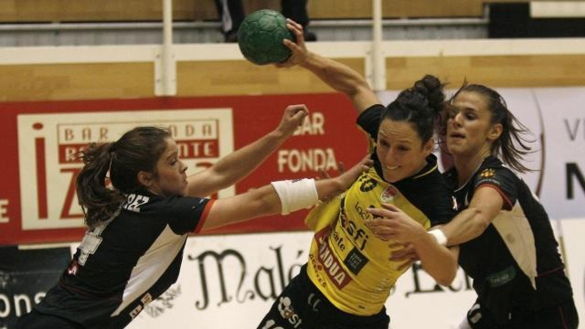 Macarena Aguilar se hace hueco entre dos jugadoras del Mar Sagunto en el anterior partido en casa. 	ARCHIVO