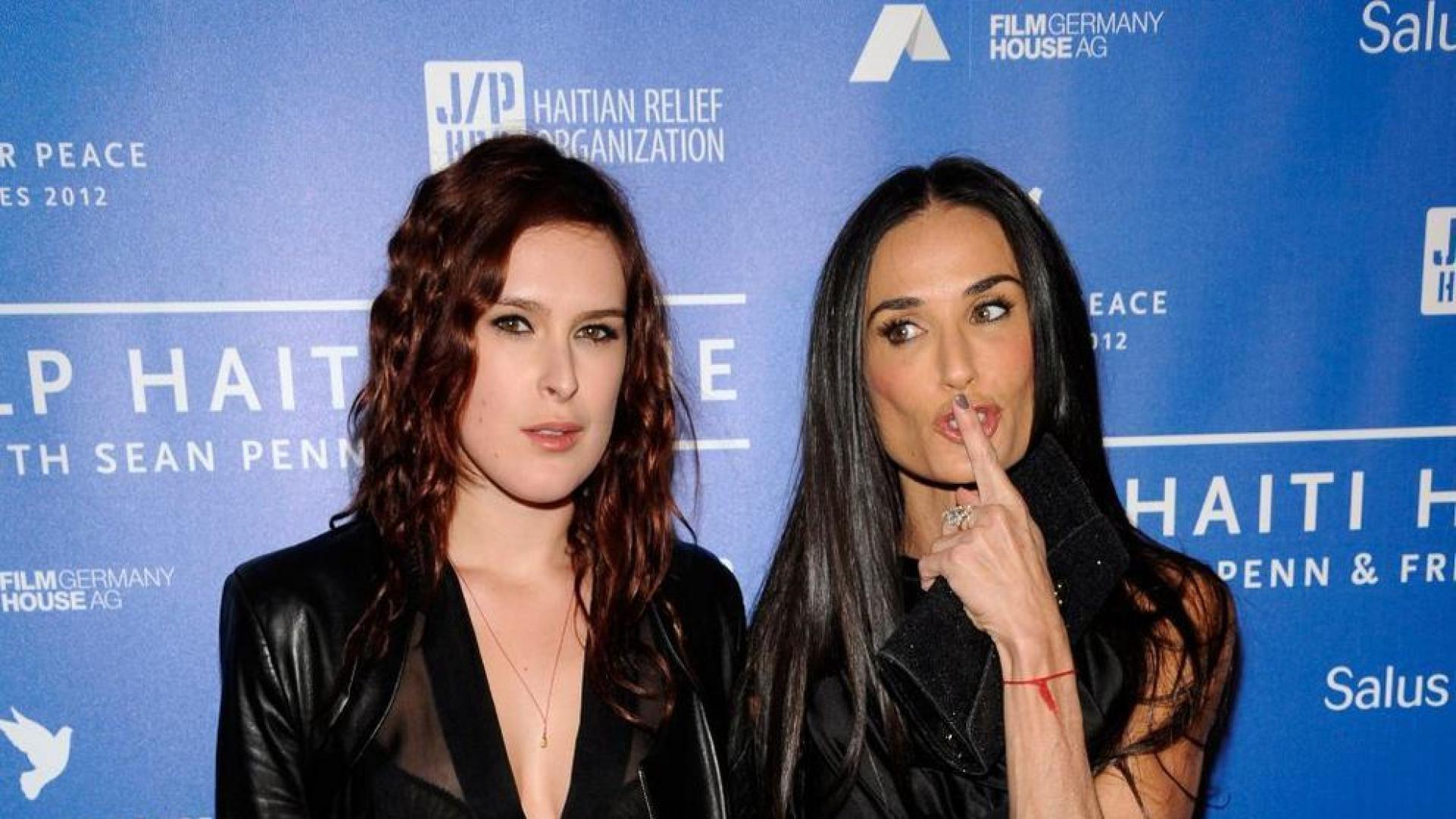 Asthon Kutcher se encuentra a Demi Moore en una fiesta