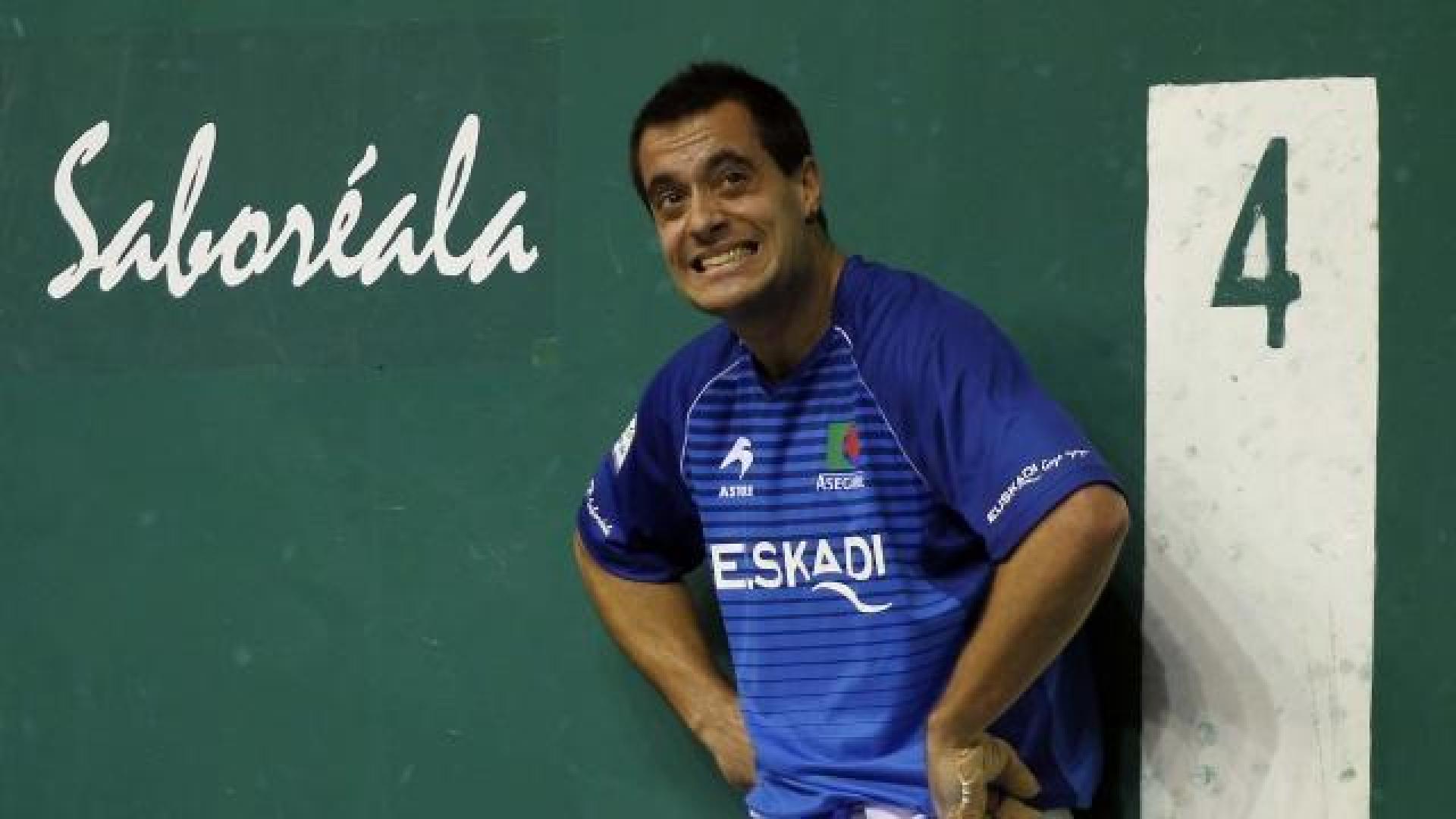 Oinatz Bengoetxea mira al marcador del Labrit después de un tanto. El leitzarra se vio desbordado por Olaizola II-Beroiz en Pamplona. 	JOSÉ ANTONIO GOÑI