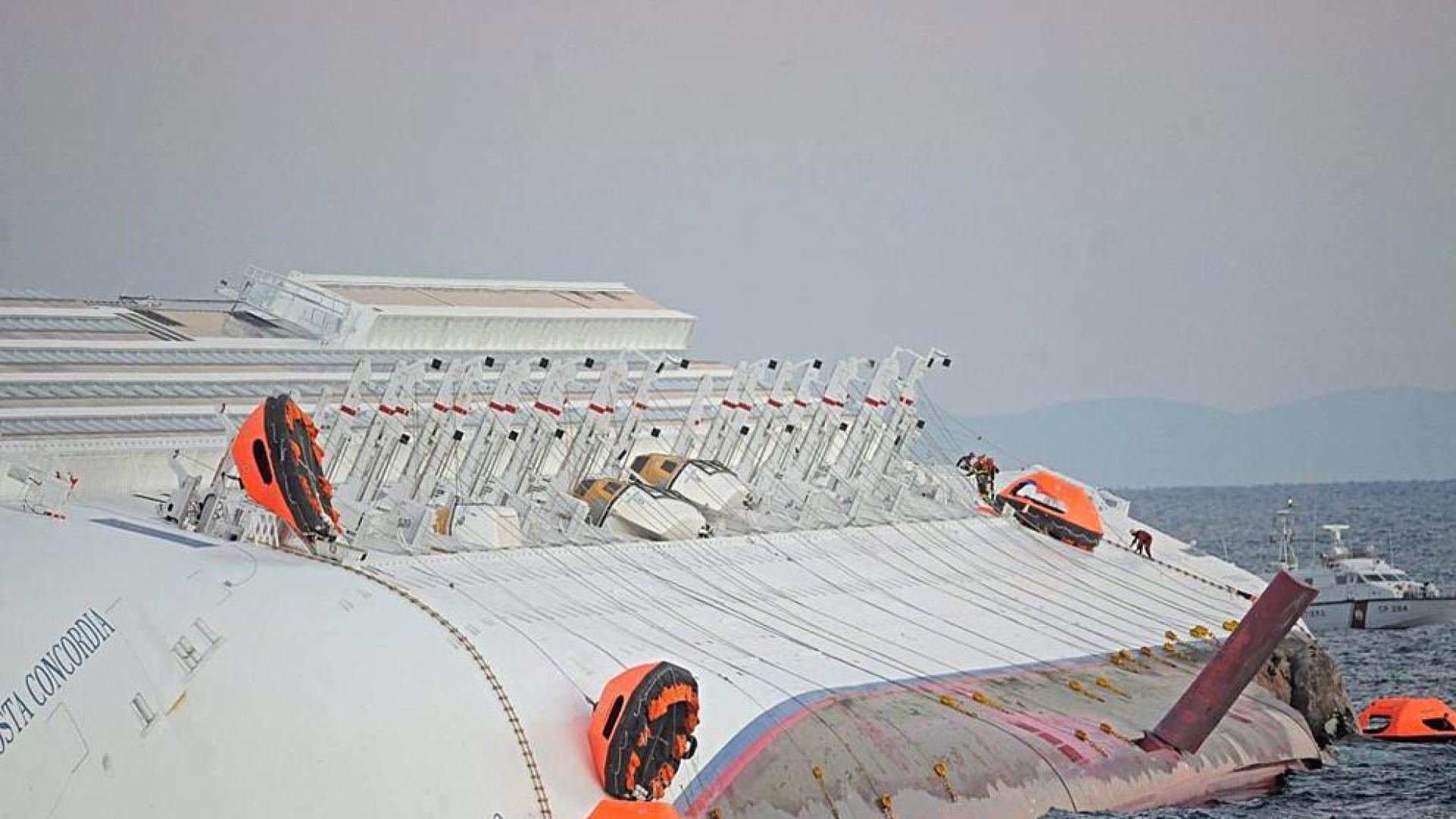 Varias personas han muerto y otras han resultado heridas, mientras continúan las labores de rescate de los pasajeros del crucero Costa Concordia, que encalló la noche del viernes en la isla italiana de Giglio.