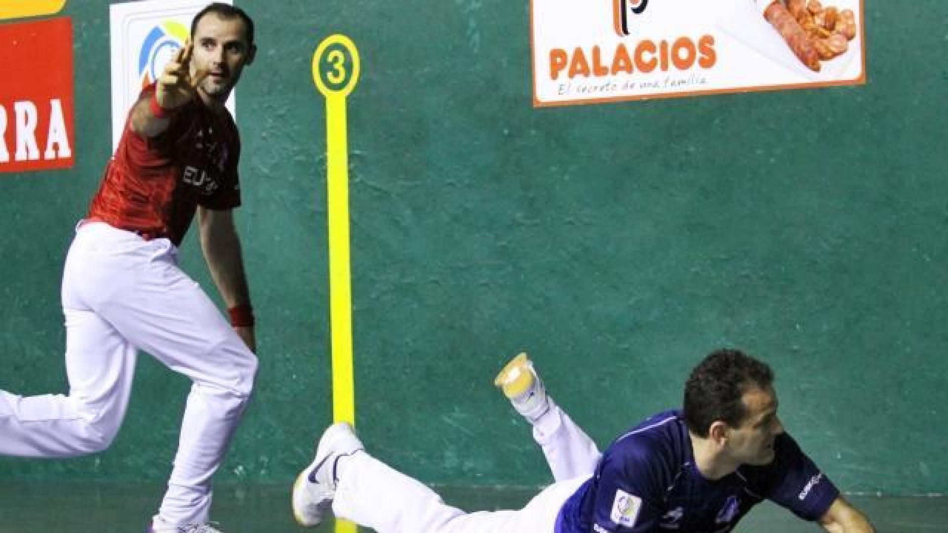 Yves Salaberry reclama un segundo bote durante el partido de ayer en el Adarraga, con Titín III en el suelo. 	LA RIOJA