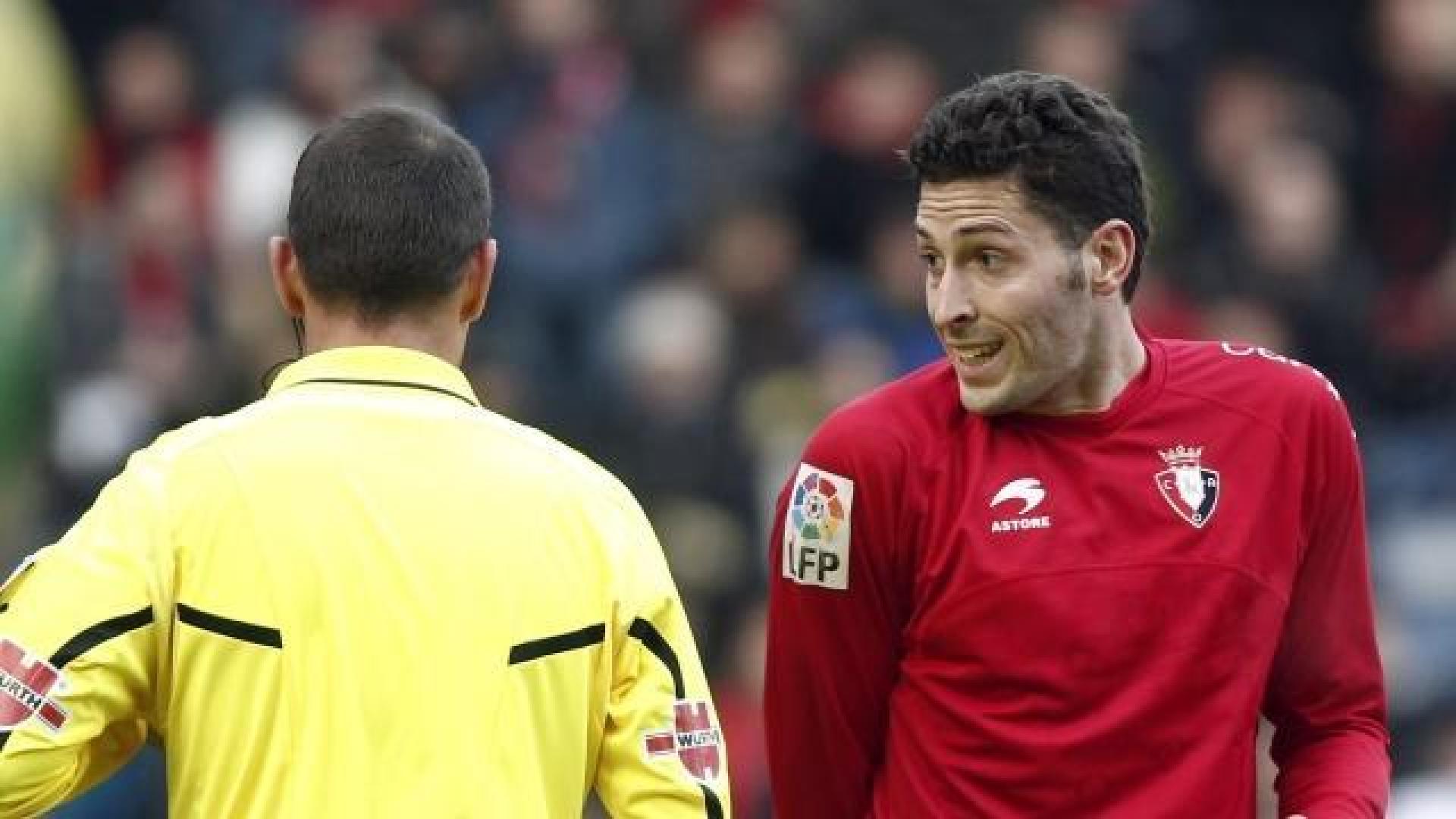 Damià le explica a Clos Gómez cómo tenía la mano en el primero de los penaltis que le señalaron. 	EFE