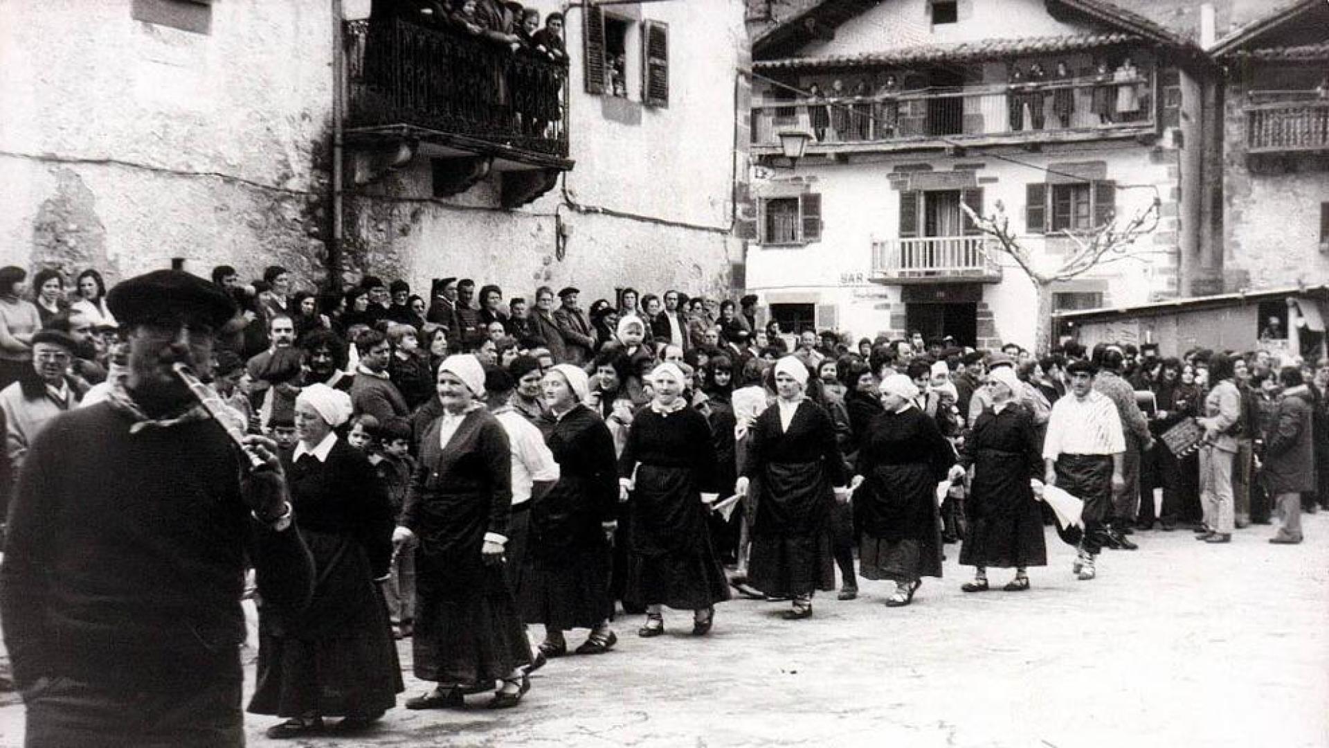 Mujeres de Zubieta, bailando en los carnavales