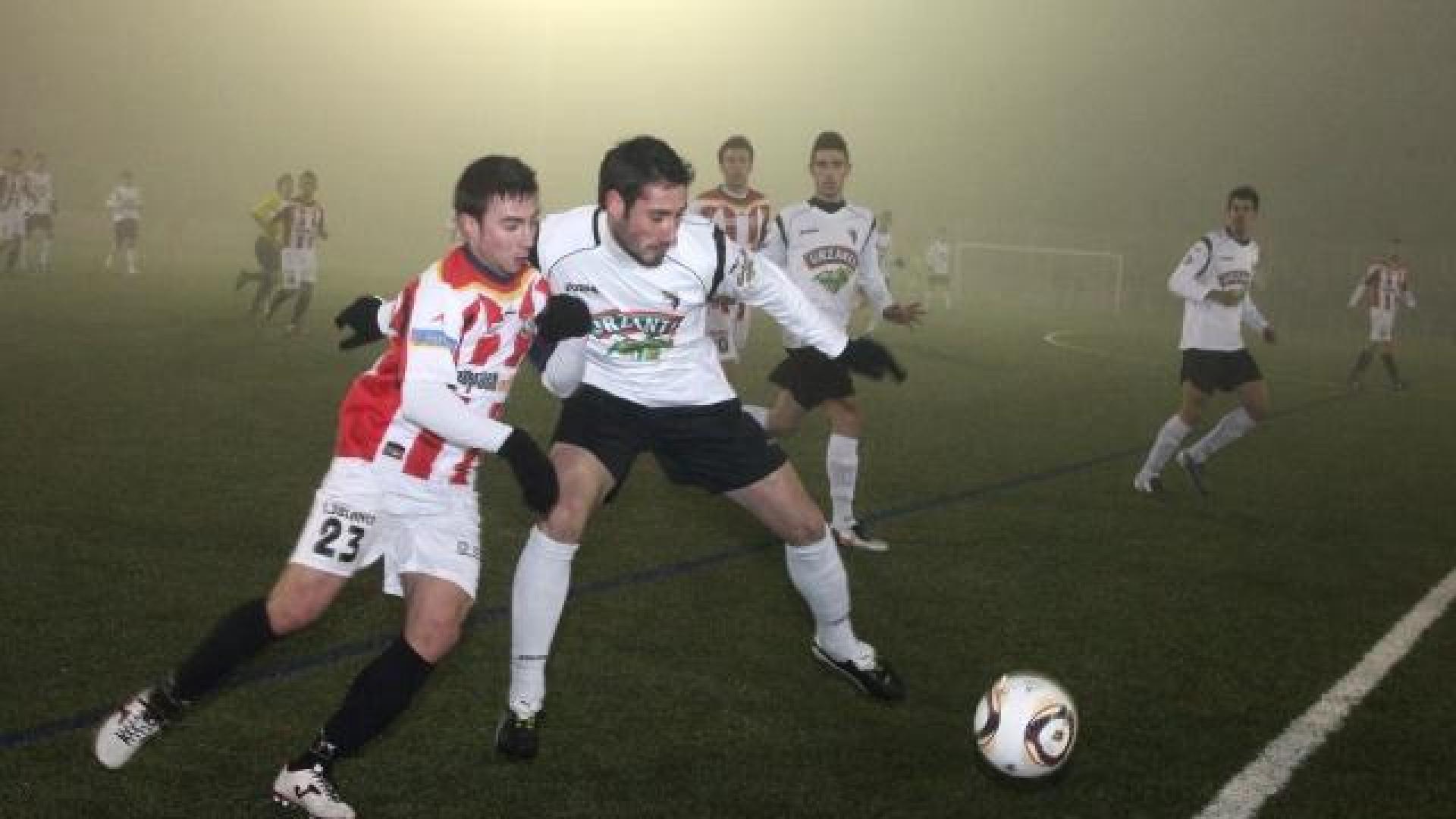 Un jugador del Tudelano disputa el balón a Javi Ruiz. 	NURIA G. LANDA