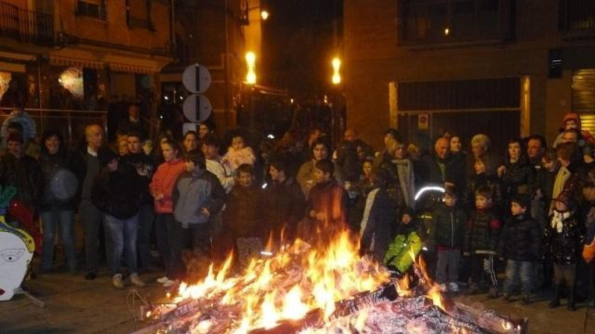 Los vecinos esperan la quema de la Xana en la hoguera que se puso en la plaza de Los Fueros. 	JUAN SUBERVIOLA