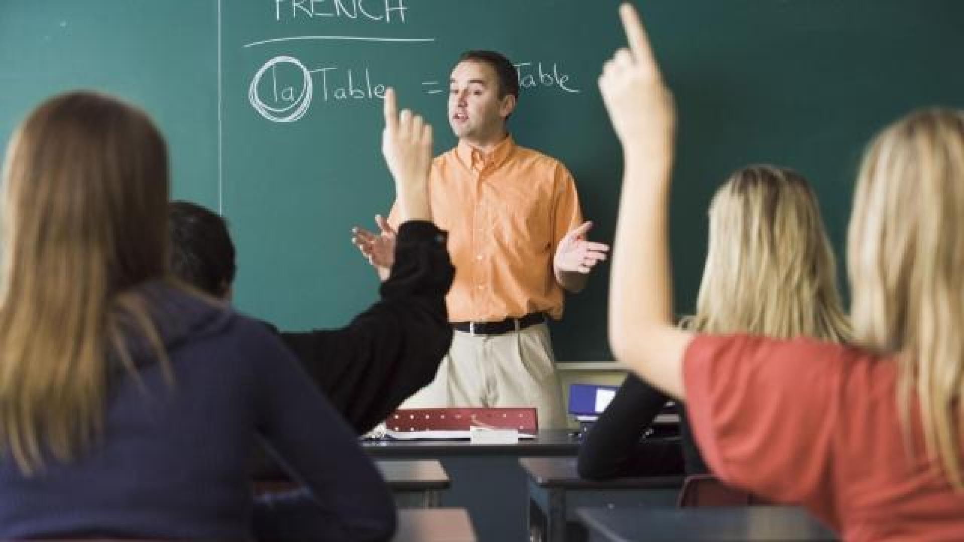 Un profesor de inglés durante una clase. 	ARCHIVO