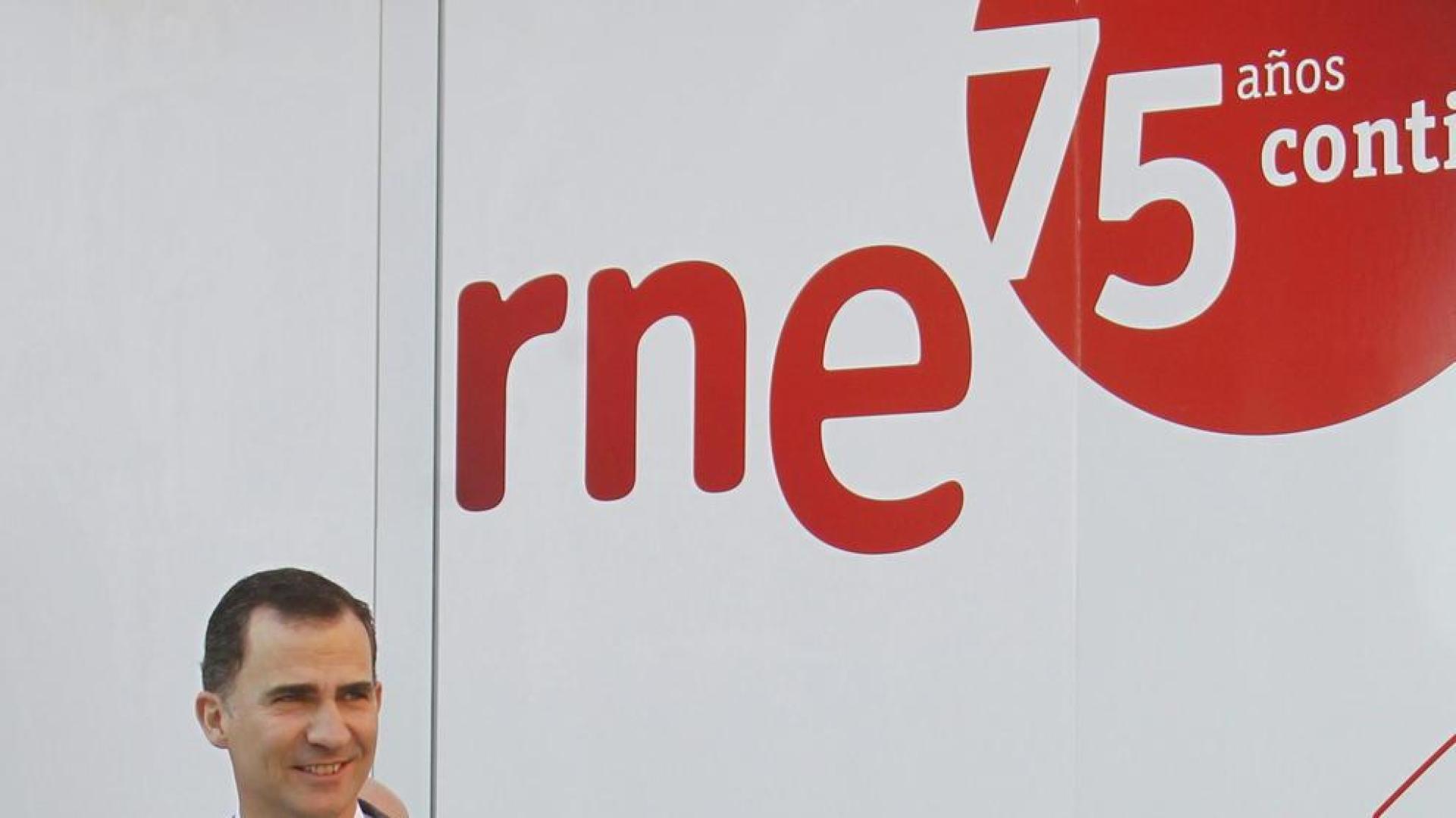 Don Felipe y do&ntilde;a Letizia posan como periodistas de RNE