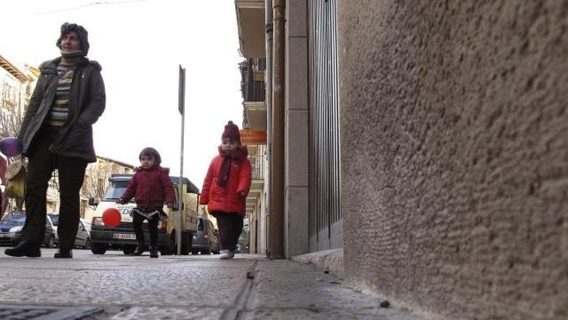 Polvos de azufre a ras del suelo en la fachada de un bloque de viviendas del barrio de San Miguel. 	MONTXO A.G.