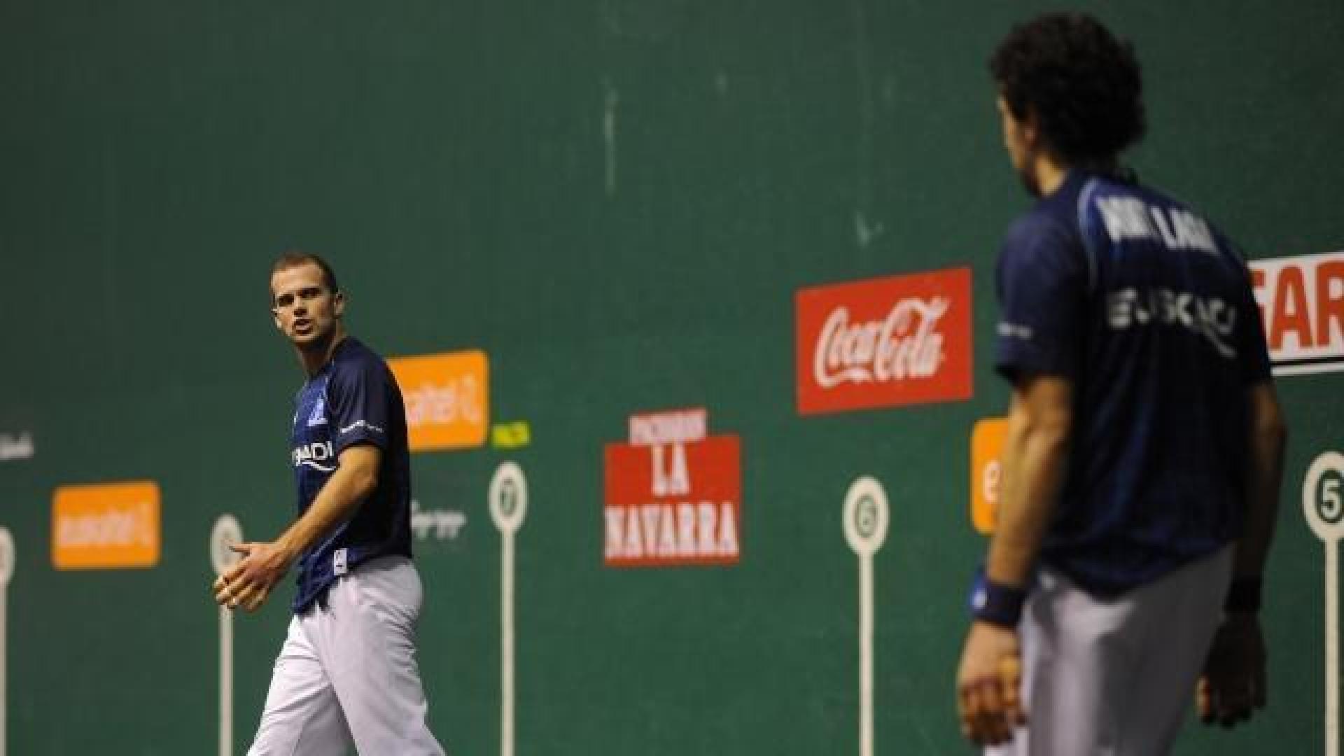 Aitor Zubieta se lamenta de un error en el transcurso de un partido anterior del Campeonato de Parejas 2012 en el Astelena eibarrés. 	DN