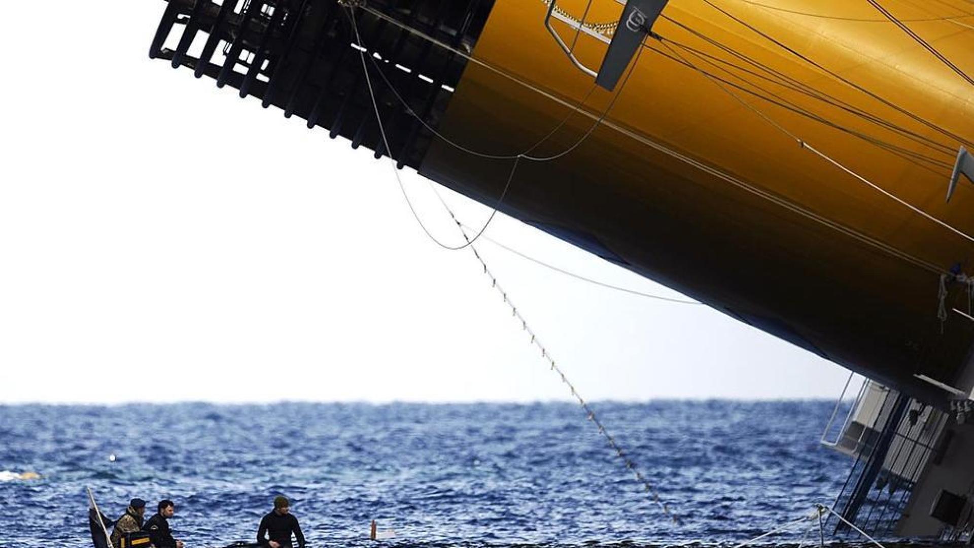 Varias personas han muerto y otras han resultado heridas, mientras continúan las labores de rescate de los pasajeros del crucero Costa Concordia, que encalló la noche del viernes en la isla italiana de Giglio.