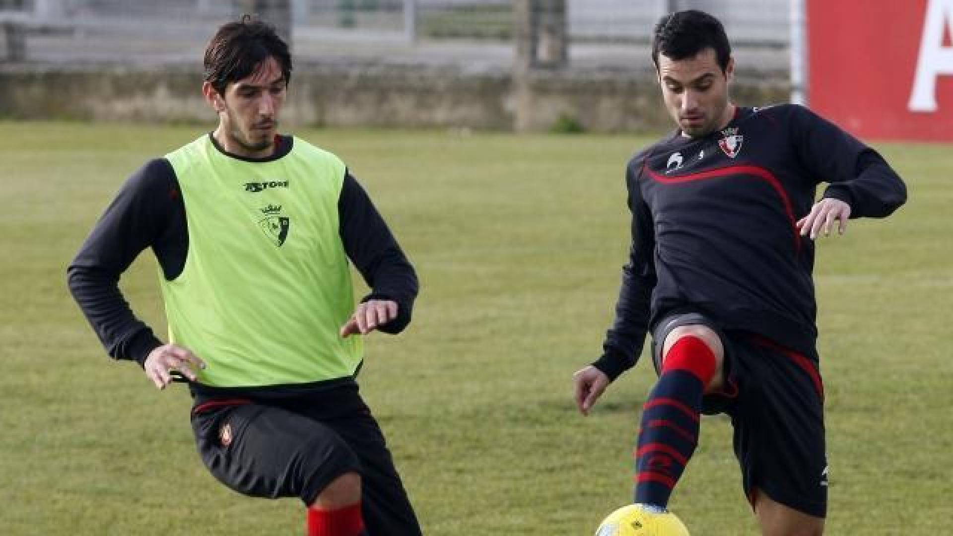 Dejan Lekic y Miguel Flaño, durante el entrenamiento de ayer en Tajonar. 	J.C. CORDOVILLA