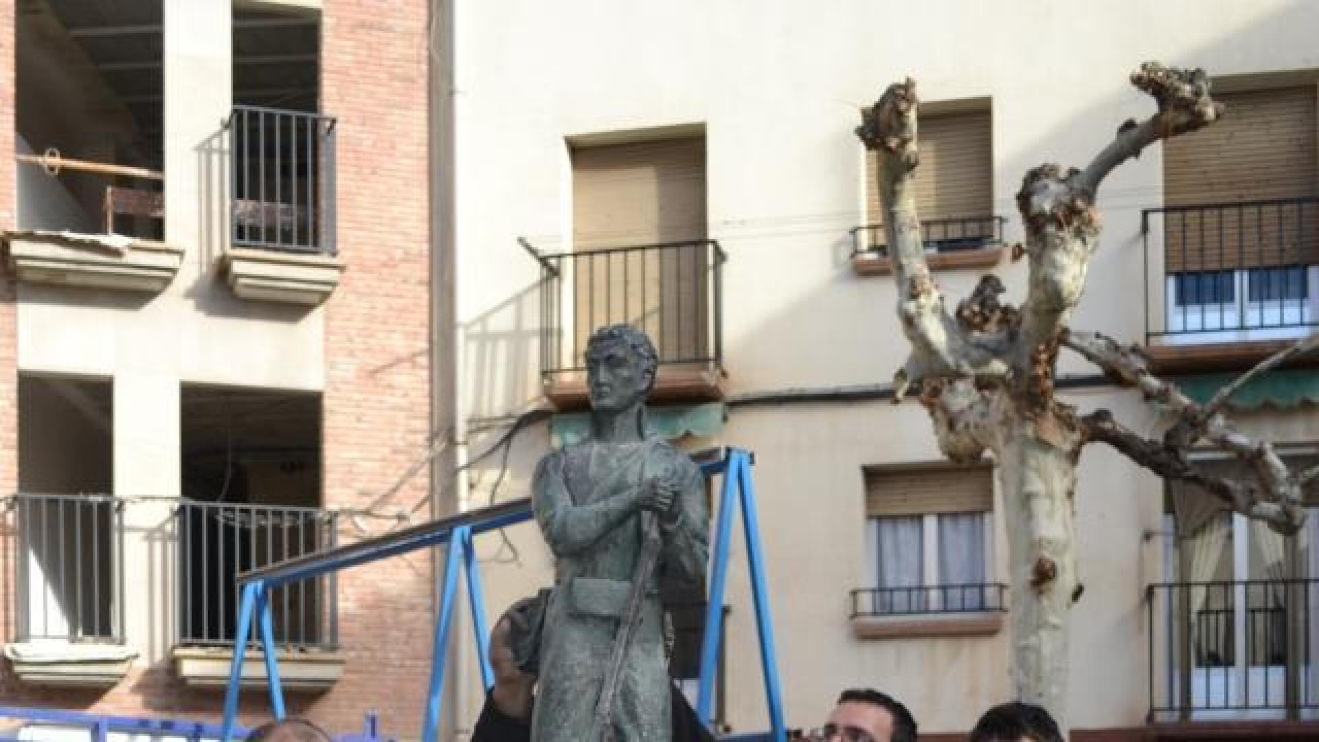Trabajadores de Carpintería Lizuain aseguraron la figura. 	MARI PAZ GENER
