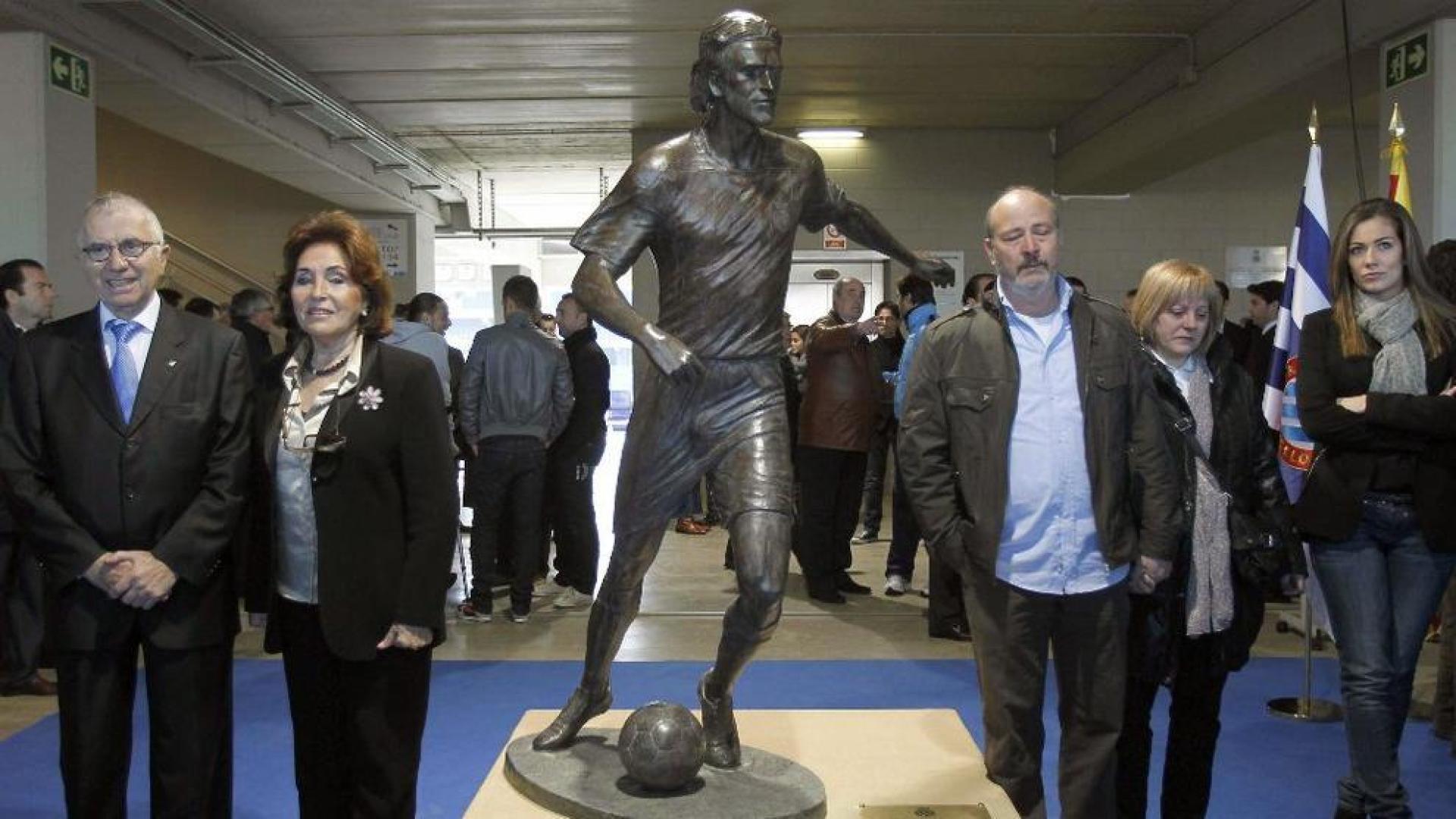 Inauguran la escultura de Dani Jarque en Cornell&agrave;-El Prat
