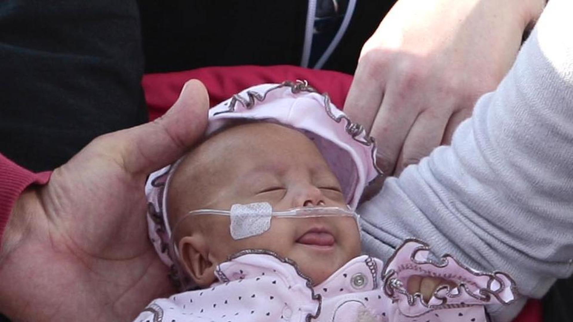 Una bebé hispana que nació 16 semanas antes de lo previsto, considerada una de las bebés más pequeñas del mundo en sobrevivir, fue dada de alta hoy de un hospital de Los Ángeles. Melinda Star Guido nació el 30 de agosto pasado, a las 24 semanas de gestación, pesando sólo 9,5 onzas (269 gramos) (menos que una lata de bebida gaseosa), y hoy al ser dada de alta del Centro Médico LAC+USC pesó 4,5 libras (454 gramos). EFE (EE.UU)