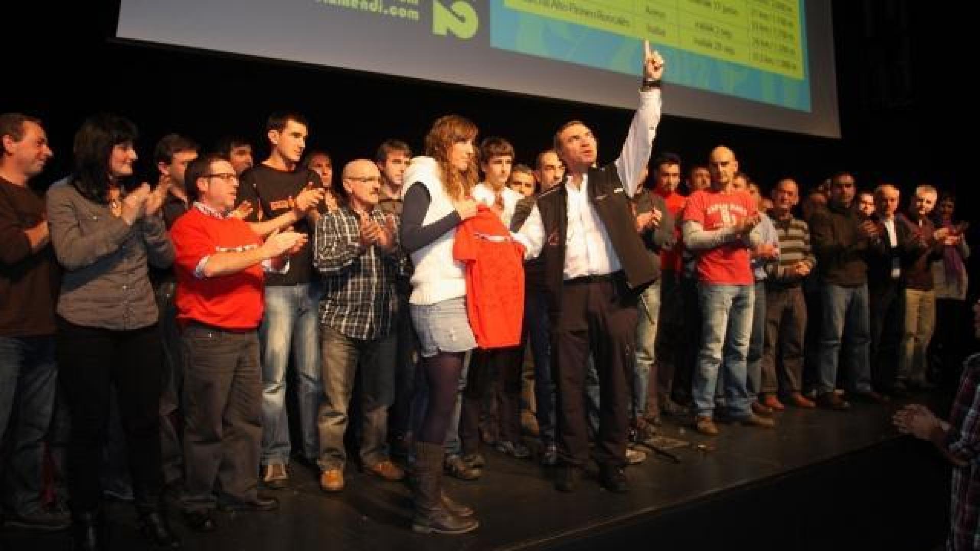 Leticia Altuna (hija de José Manuel), Txema Iriarte y los finalistas del Circuito de Marchas, en el homenaje al montañero fallecido en el Aspe. 	J.SESMA