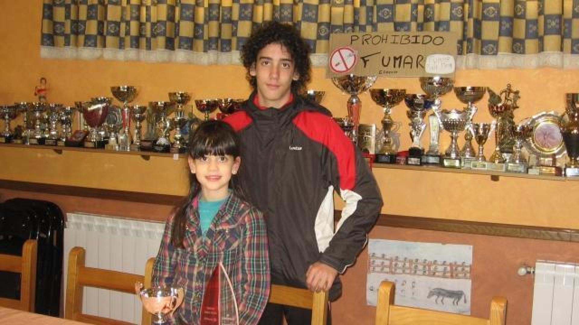 Óscar Aguado Simón, junto a su hermana Coral, y sus trofeos. E.A.