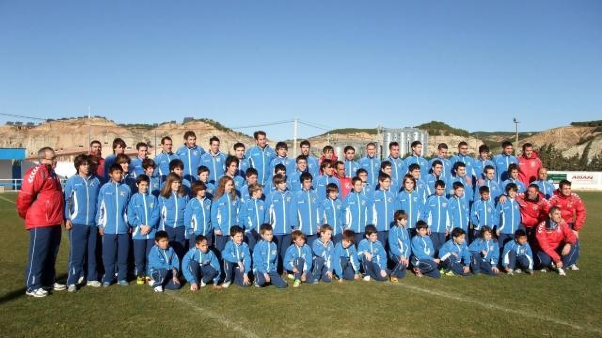 Los jugadores de los cuatro equipos posaron con sus entrenadores y junta directiva en el césped del campo del Salobral. AGUIRRE
