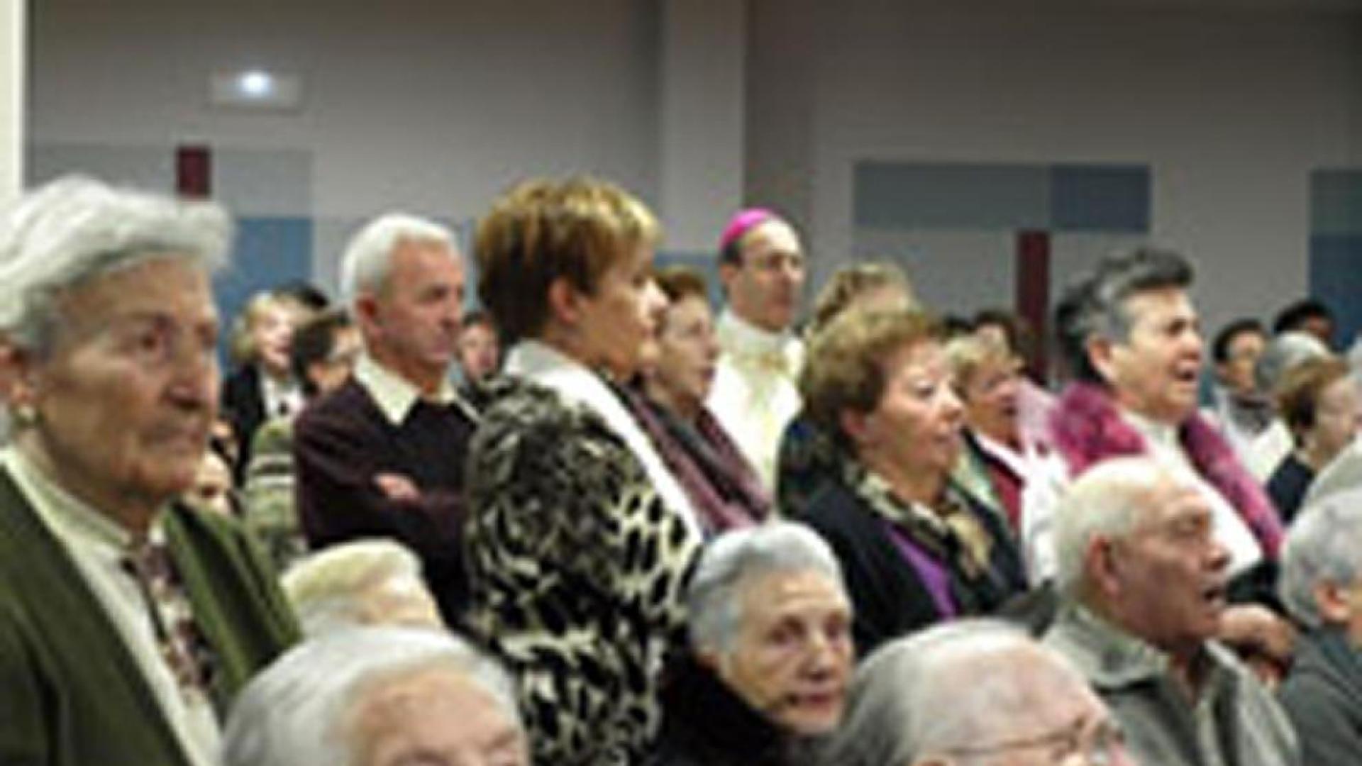 Alumnos de Primaria visitan a ancianos dentro del "Proyecto intergeneracional"