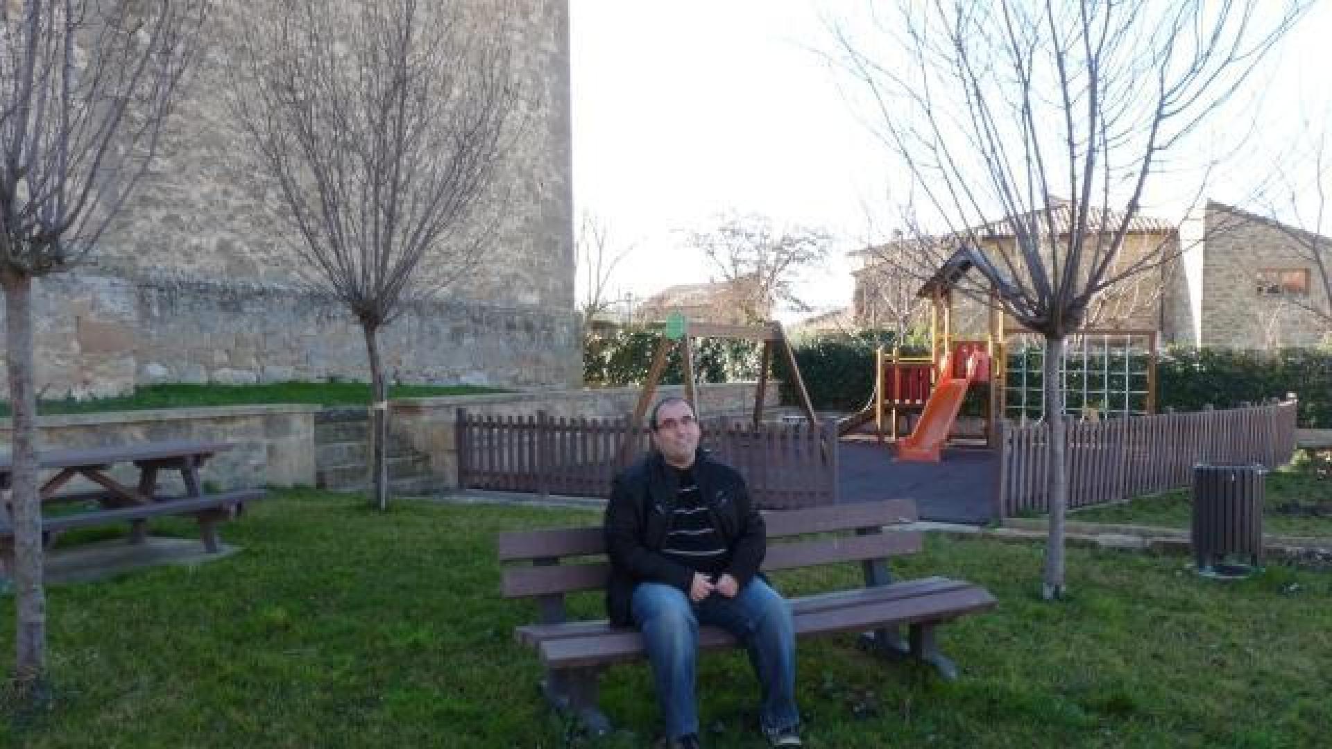 Álvaro Pérez de Aransolo Fernández junto al parque habilitado en la trasera de la iglesia.                         	MYRIAM MUNÁRRIZ