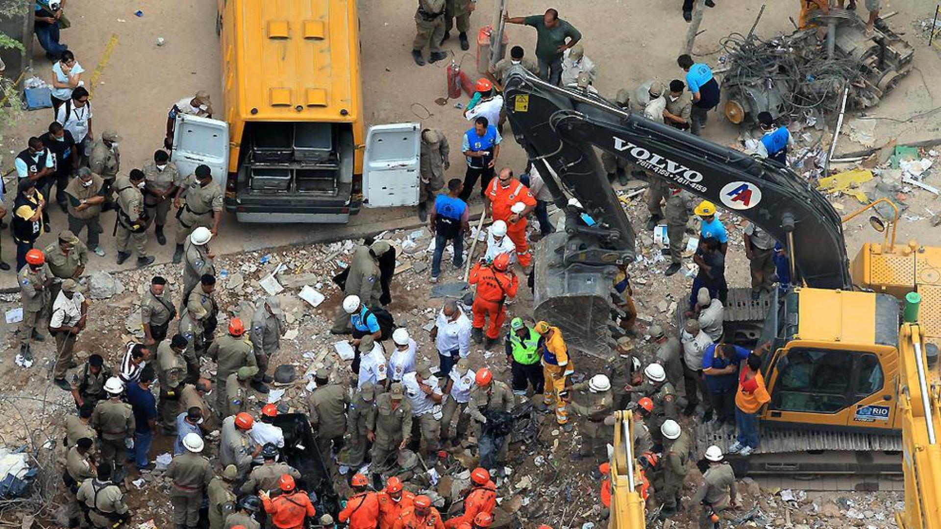 Se elevan a cinco las v&iacute;ctimas del derrumbe de tres edificios en R&iacute;o de Janeiro