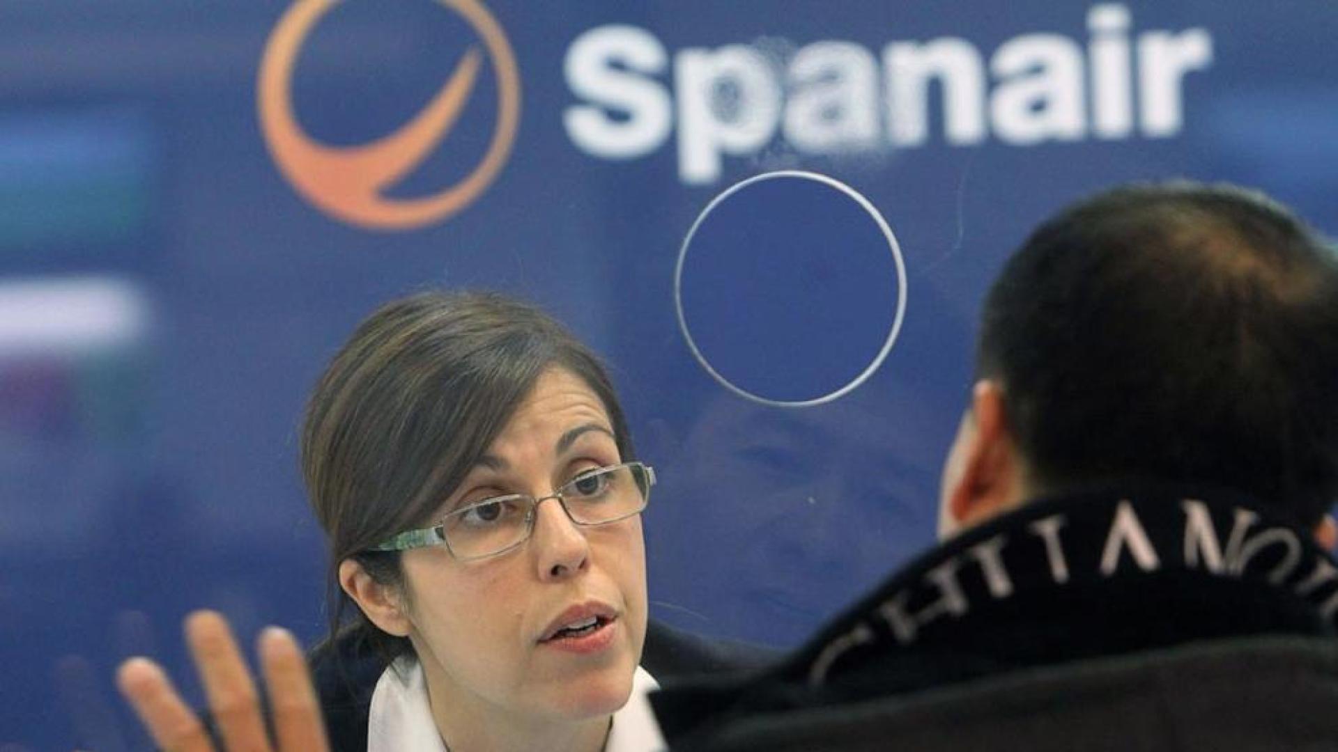 Sigue el goteo de viajeros y reclamaciones en el mostrador de Spanair en Barajas