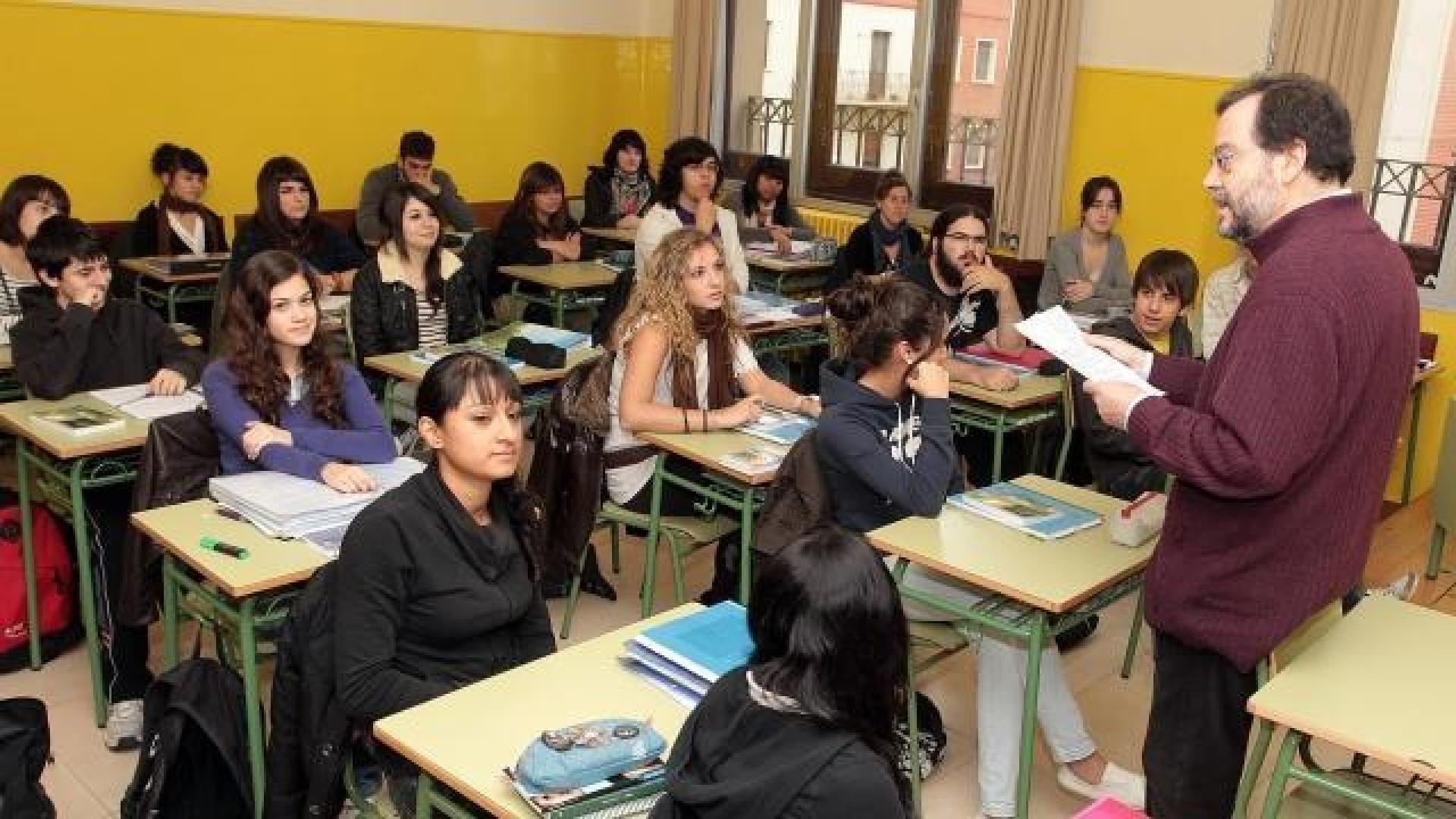 Alumnos de 2º de Bachillerato del IES Plaza de la Cruz de Pamplona, en clase de Lengua Castellana con el profesor Jesús de Miguel, el curso pasado. 	CALLEJA / ARCHIVO