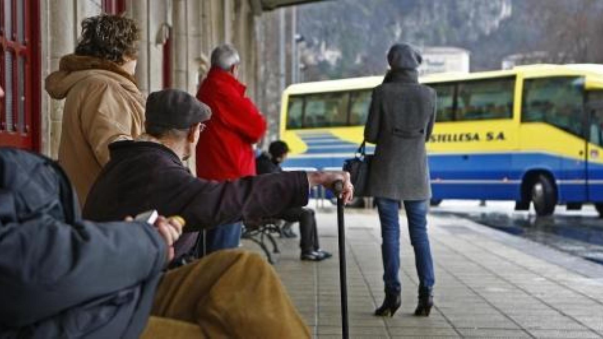 Viajeros esperan la entrada a la estación de Estella de un autobús de La Estellesa. 	ARCHIVO