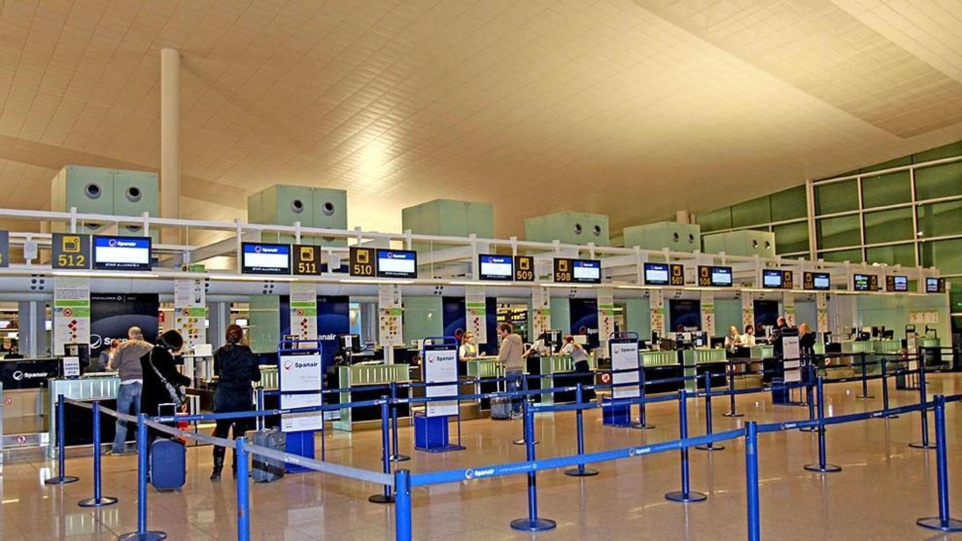 La empresa Spanair confirmó este viernes el cese de sus vuelos, que fueron cancelados esa misma noche en los principales aeropuertos de España.