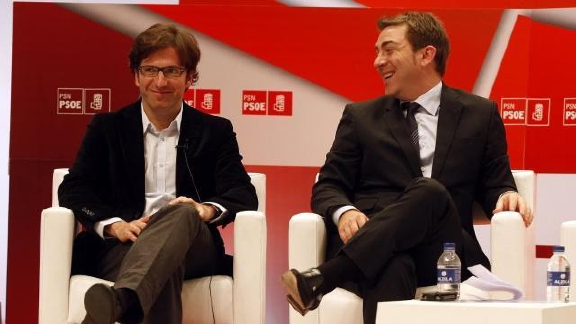 Los socialistas Juan Moscoso y Roberto Jiménez, en una imagen de archivo de un acto político de su partido. 	JOSÉ CARLOS CORDOVILLA