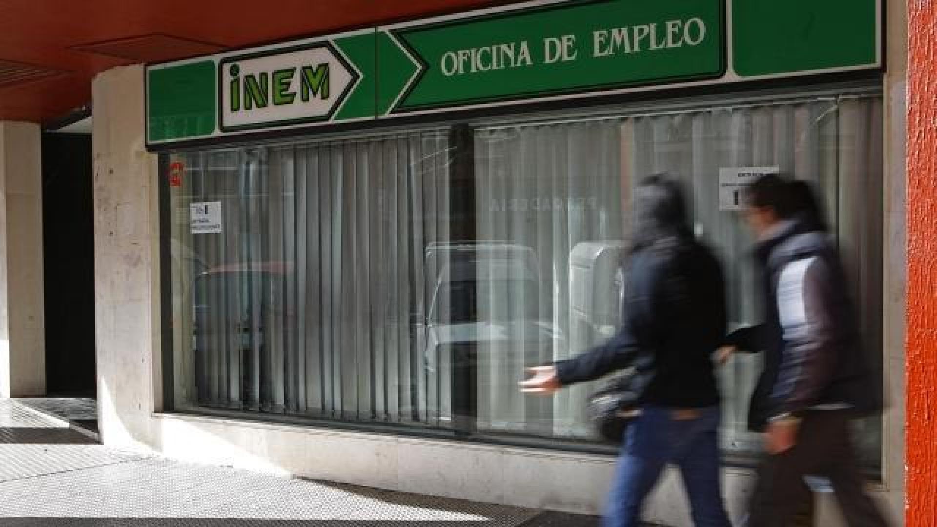 Dos personas pasan ante la oficina del INEM del Estella. 	ARCHIVO/MTX