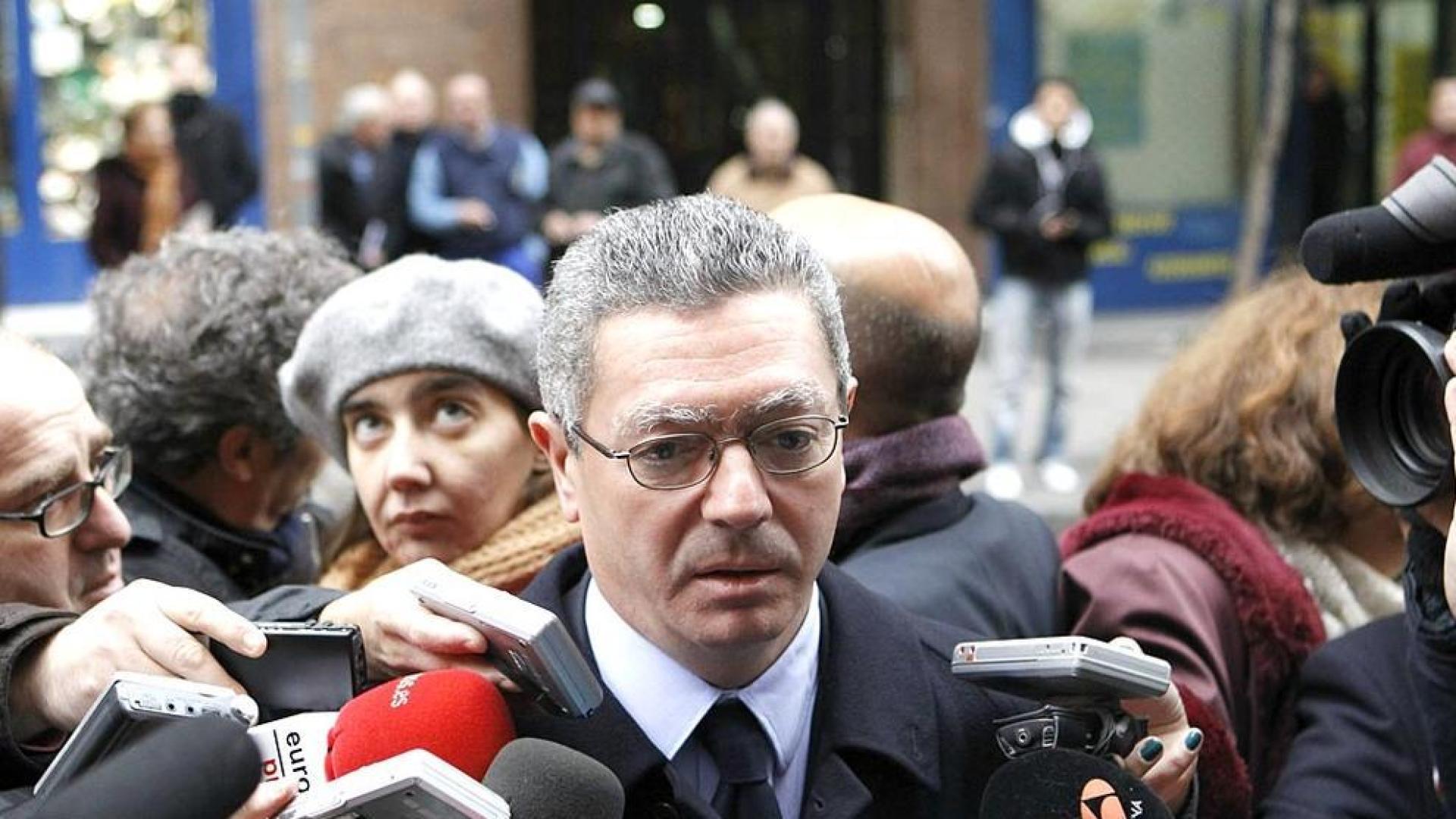 Numerosos políticos acuden a la capilla ardiente de Fraga